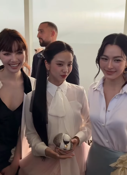 AboutMusicYT's tweet photo. LingOrm and Jisoo are princesses at the Dior Show. https://t.co/yhYRi0gAQ2