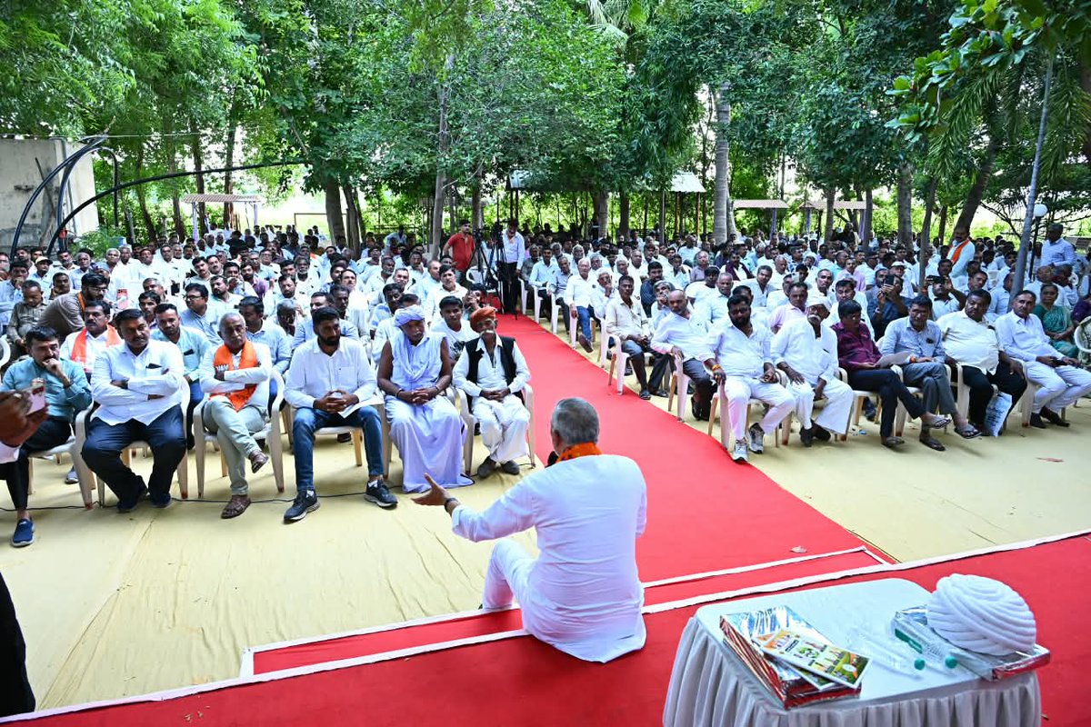 BJP4Gujarat's tweet photo. પ્રદેશ અધ્યક્ષ શ્રી @iJagdishBJP એ આજે બોટાદ ખાતે કેન્દ્રીય રાજ્યમંત્રી શ્રીમતી નિમુબેન બાંભણીયાની વિશેષ ઉપસ્થિતિમાં ખેડૂતો સાથે સંવાદ કર્યો.

આ પ્રસંગે પ્રદેશ અધ્યક્ષશ્રીએ માનનીય પ્રધાનમંત્રી શ્રી @narendramodi જીના 25 વર્ષના સુશાસનમાં ખેડૂતોના કલ્યાણ માટે થયેલા કાર્યો અને ખેડૂતલક્ષી યોજનાઓ અંગે ચર્ચા કરી.