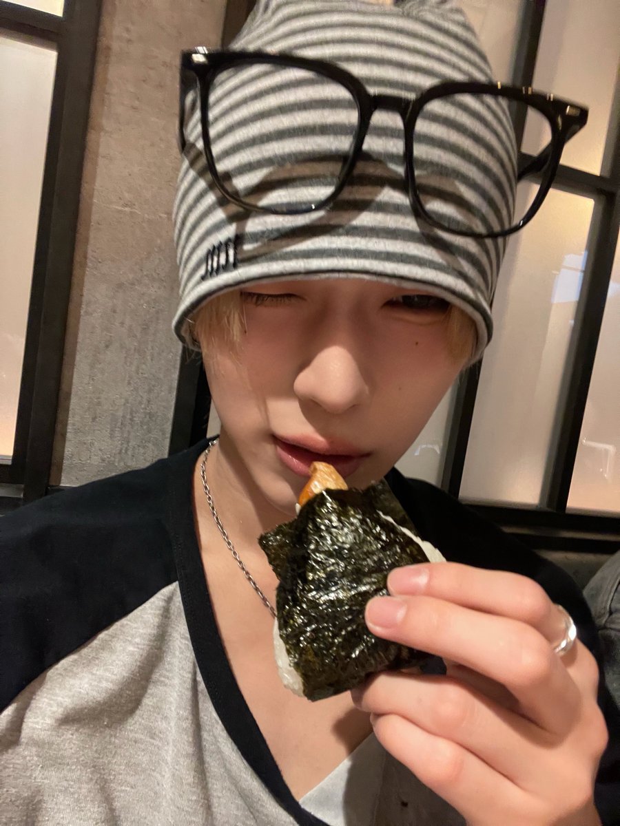 ezrxnh's tweet photo. あの、あの、このおにぎりはなんですか、おしえてください、😿 https://t.co/WtuMcbdhpG