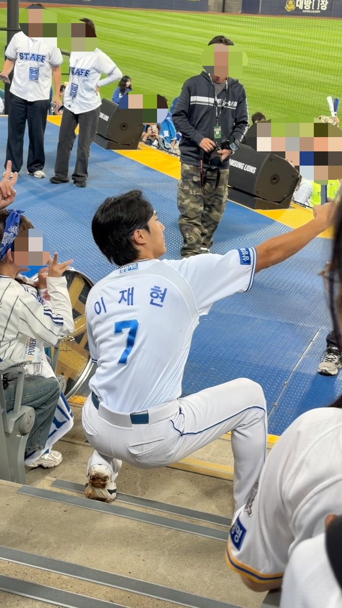 sl__purin's tweet photo. 개웃기게
셀카 한쪽으로만 찍어주니깐 사람들 ㅜㅜ했는데 
ㅇㅋ 민심확인. 하고 반대쪽도 찍어줌 ㅋㅋ https://t.co/SoQbdiOQ39