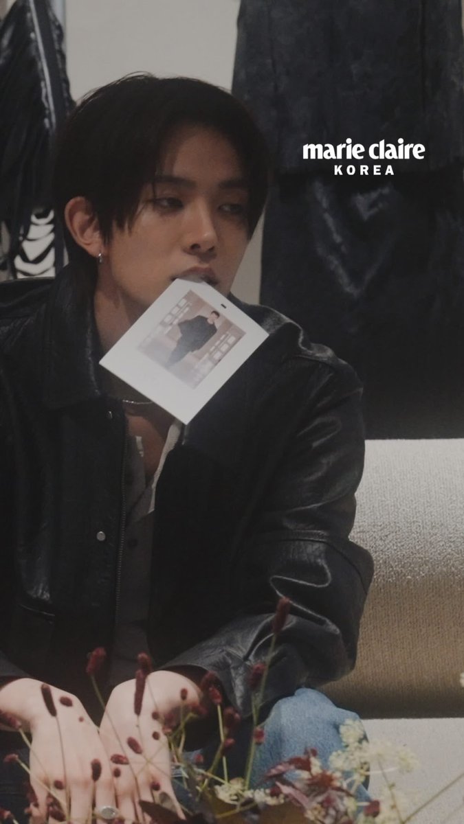 heejakemine's tweet photo. heeseung biting that paper is the hottest thing ever https://t.co/GOAEI50RjT