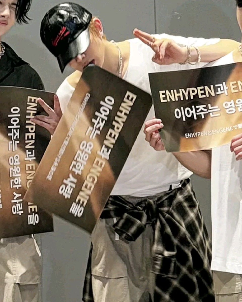 heejakemine's tweet photo. heeseung biting that paper is the hottest thing ever https://t.co/GOAEI50RjT