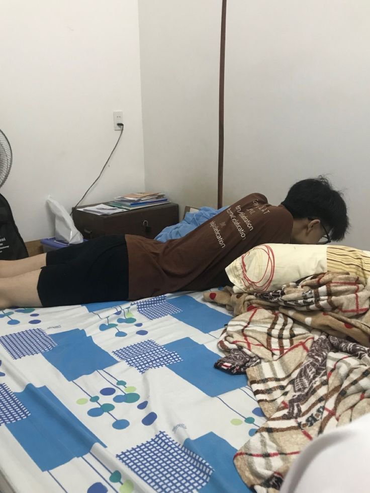 NguynQuocHul7's tweet photo. Ko quen ko biet , tnhien dì út kêu vô phòng ngủ , vô cái thấy 1 cục , ngại vl ý ,còn cho t ngủ trên nệm , nó ngủ dưới sàn , tinh tế vl https://t.co/uQSbsOrSxq