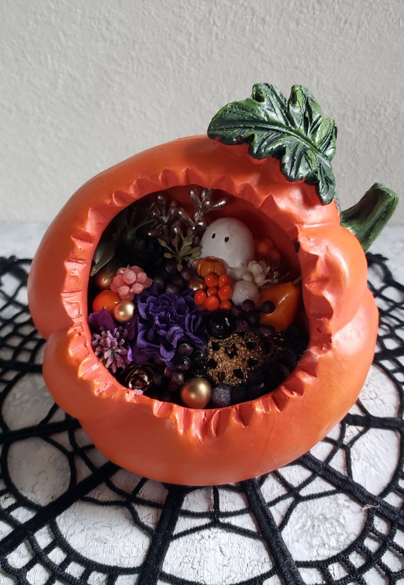 yura7's tweet photo. これまで作った事無かったハロウィンのアレンジメント。この入れ物ビビッドで可愛いなぁと思ってやる気に💪小さいおばけも置いてみた🎵そして、今日のお弁当。 https://t.co/OWF7uNBAjV