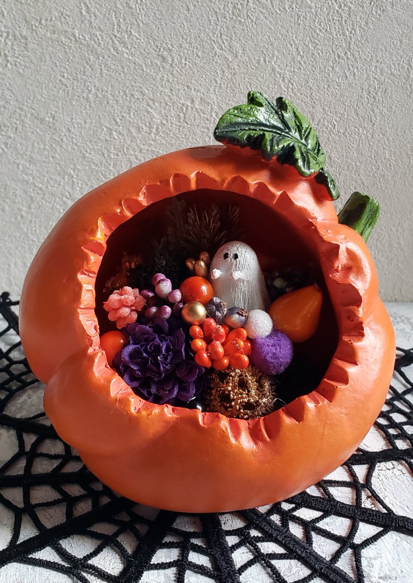 yura7's tweet photo. これまで作った事無かったハロウィンのアレンジメント。この入れ物ビビッドで可愛いなぁと思ってやる気に💪小さいおばけも置いてみた🎵そして、今日のお弁当。 https://t.co/OWF7uNBAjV