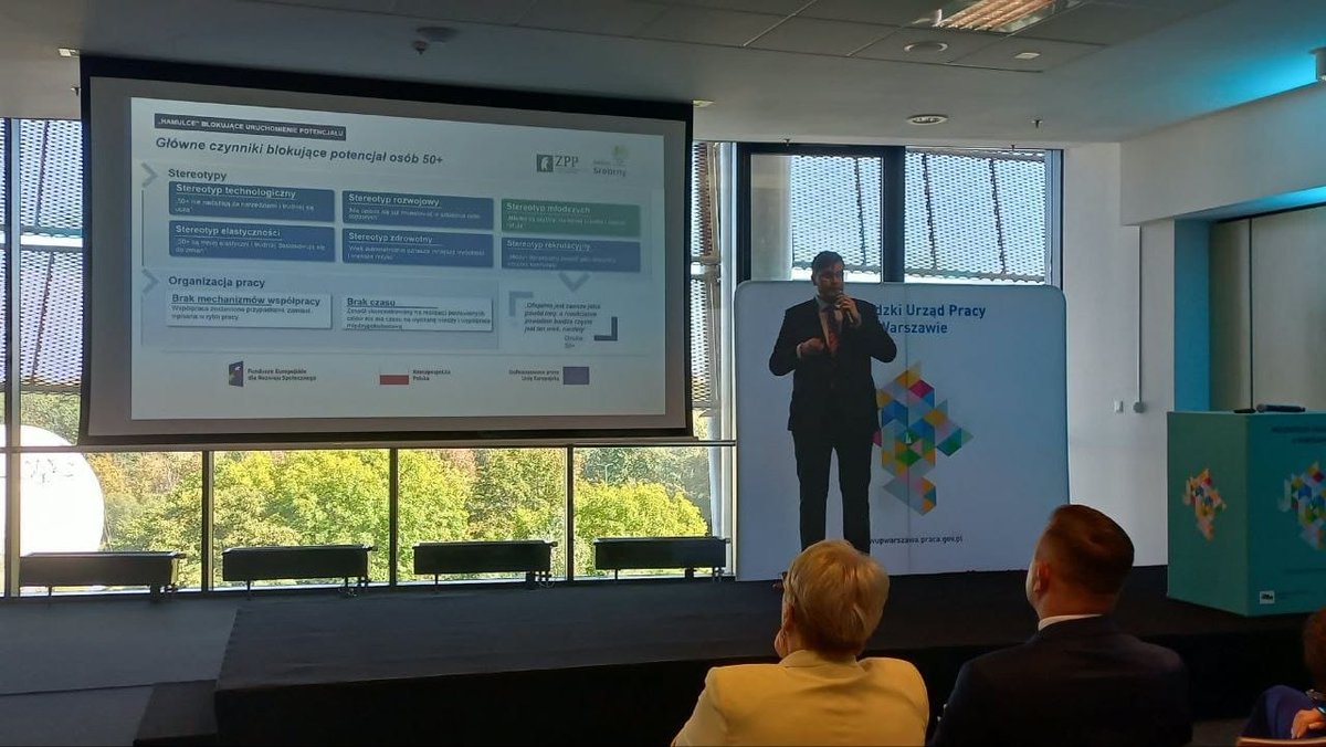 ZPPnetpl's tweet photo. 📢 Dziś przedstawiciel Związku Przedsiębiorców i Pracodawców, Michał Błaszczak, zaprezentował wnioski z projektu „Sektor Srebrny. Potencjał dla Rynku Pracy” podczas Targów Pracy i Przedsiębiorczości w Warszawie oraz Gali wręczenia nagród w konkursie „Mazowiecki Pracodawca Roku”.

Przeprowadzone badania pokazują, że osoby 50+ chcą pozostać aktywne zawodowo, zdobywać nowe kompetencje i dzielić się swoim doświadczeniem:

🔹 87% respondentów dopuszcza kontynuowanie pracy po osiągnięciu wieku emerytalnego;
🔹 72% jest gotowych pełnić funkcję mentora;
🔹 82% chce uczyć się od młodszych pracowników;
🔹 59% jest zainteresowanych szkoleniami z wykorzystania sztucznej inteligencji.

Potencjał ten wciąż ograniczają jednak bariery organizacyjne i regulacyjne. Wśród rekomendowanych kierunków zmian znalazły się:

✅ reforma czteroletniej ochrony przedemerytalnej, która może ograniczać mobilność zawodową i zniechęcać do zatrudniania osób zbliżających się do wieku emerytalnego;

✅ finansowanie świadczenia chorobowego przez ZUS od pierwszego dnia niezdolności do pracy;

✅ upowszechnienie elastycznych form zatrudnienia, takich jak niepełny etat, ruchomy czas pracy oraz praca zdalna i hybrydowa;

✅ wsparcie praktycznych szkoleń cyfrowych, rozwoju kompetencji związanych z AI, mentoringu i reverse mentoringu;

✅ maksymalne uproszczenie procedur dla mikro- i małych przedsiębiorców korzystających z instrumentów wsparcia.

Polityka publiczna wobec osób 50+ powinna odchodzić od biernej ochrony opartej wyłącznie na wieku na rzecz aktywnego wspierania zatrudnialności, zdrowia, rozwoju kompetencji oraz dobrowolnego wydłużania aktywności zawodowej.

Dziękujemy organizatorom obu wydarzeń za możliwość przedstawienia wyników projektu i dyskusji o rozwiązaniach, które pozwolą lepiej wykorzystać doświadczenie pracowników 50+ na polskim rynku pracy.

#FunduszeEuropejskie #FunduszeUE #FERS #FunduszeEuropejskiedlaRozwojuSpołecznego #SektorSrebrny #PotencjałDlaRynkuPracy #ZPP #Pracownicy50Plus #RynekPracy #AktywizacjaZawodowa #Przedsiębiorczość #Mentoring #ReverseMentoring #MazowieckiPracodawcaRoku #TargiPracy #Warszawa