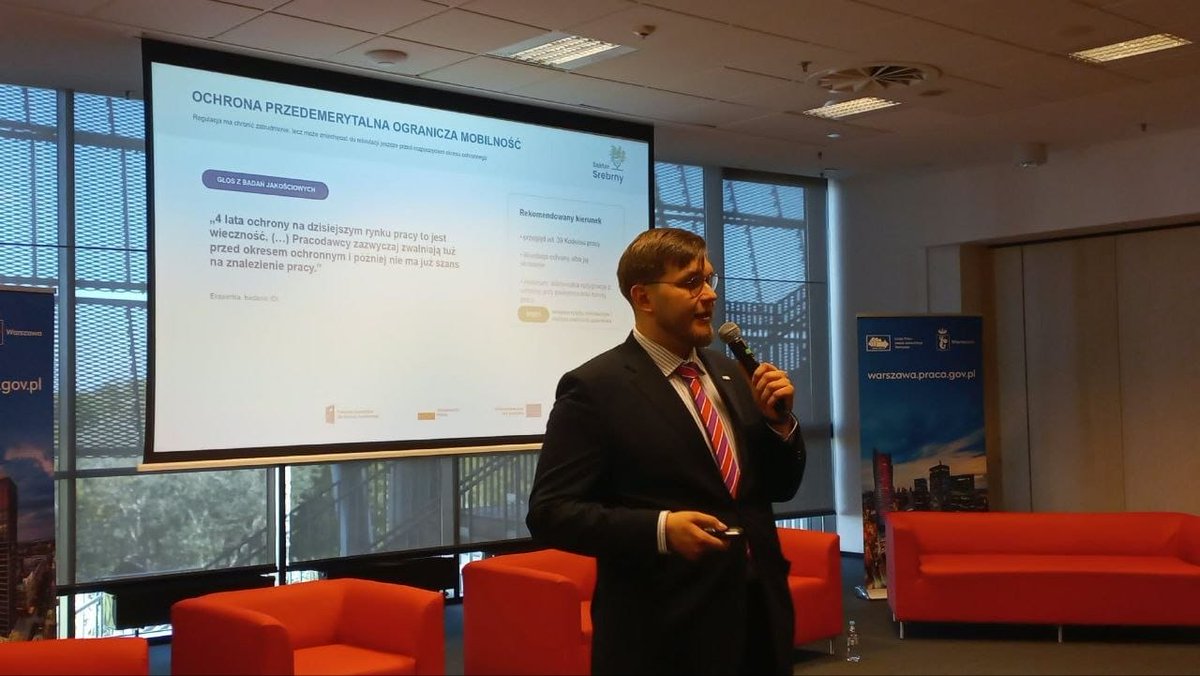 ZPPnetpl's tweet photo. 📢 Dziś przedstawiciel Związku Przedsiębiorców i Pracodawców, Michał Błaszczak, zaprezentował wnioski z projektu „Sektor Srebrny. Potencjał dla Rynku Pracy” podczas Targów Pracy i Przedsiębiorczości w Warszawie oraz Gali wręczenia nagród w konkursie „Mazowiecki Pracodawca Roku”.

Przeprowadzone badania pokazują, że osoby 50+ chcą pozostać aktywne zawodowo, zdobywać nowe kompetencje i dzielić się swoim doświadczeniem:

🔹 87% respondentów dopuszcza kontynuowanie pracy po osiągnięciu wieku emerytalnego;
🔹 72% jest gotowych pełnić funkcję mentora;
🔹 82% chce uczyć się od młodszych pracowników;
🔹 59% jest zainteresowanych szkoleniami z wykorzystania sztucznej inteligencji.

Potencjał ten wciąż ograniczają jednak bariery organizacyjne i regulacyjne. Wśród rekomendowanych kierunków zmian znalazły się:

✅ reforma czteroletniej ochrony przedemerytalnej, która może ograniczać mobilność zawodową i zniechęcać do zatrudniania osób zbliżających się do wieku emerytalnego;

✅ finansowanie świadczenia chorobowego przez ZUS od pierwszego dnia niezdolności do pracy;

✅ upowszechnienie elastycznych form zatrudnienia, takich jak niepełny etat, ruchomy czas pracy oraz praca zdalna i hybrydowa;

✅ wsparcie praktycznych szkoleń cyfrowych, rozwoju kompetencji związanych z AI, mentoringu i reverse mentoringu;

✅ maksymalne uproszczenie procedur dla mikro- i małych przedsiębiorców korzystających z instrumentów wsparcia.

Polityka publiczna wobec osób 50+ powinna odchodzić od biernej ochrony opartej wyłącznie na wieku na rzecz aktywnego wspierania zatrudnialności, zdrowia, rozwoju kompetencji oraz dobrowolnego wydłużania aktywności zawodowej.

Dziękujemy organizatorom obu wydarzeń za możliwość przedstawienia wyników projektu i dyskusji o rozwiązaniach, które pozwolą lepiej wykorzystać doświadczenie pracowników 50+ na polskim rynku pracy.

#FunduszeEuropejskie #FunduszeUE #FERS #FunduszeEuropejskiedlaRozwojuSpołecznego #SektorSrebrny #PotencjałDlaRynkuPracy #ZPP #Pracownicy50Plus #RynekPracy #AktywizacjaZawodowa #Przedsiębiorczość #Mentoring #ReverseMentoring #MazowieckiPracodawcaRoku #TargiPracy #Warszawa