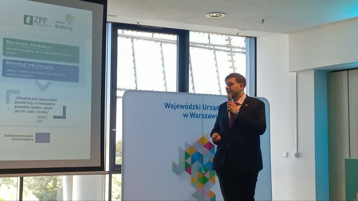ZPPnetpl's tweet photo. 📢 Dziś przedstawiciel Związku Przedsiębiorców i Pracodawców, Michał Błaszczak, zaprezentował wnioski z projektu „Sektor Srebrny. Potencjał dla Rynku Pracy” podczas Targów Pracy i Przedsiębiorczości w Warszawie oraz Gali wręczenia nagród w konkursie „Mazowiecki Pracodawca Roku”.

Przeprowadzone badania pokazują, że osoby 50+ chcą pozostać aktywne zawodowo, zdobywać nowe kompetencje i dzielić się swoim doświadczeniem:

🔹 87% respondentów dopuszcza kontynuowanie pracy po osiągnięciu wieku emerytalnego;
🔹 72% jest gotowych pełnić funkcję mentora;
🔹 82% chce uczyć się od młodszych pracowników;
🔹 59% jest zainteresowanych szkoleniami z wykorzystania sztucznej inteligencji.

Potencjał ten wciąż ograniczają jednak bariery organizacyjne i regulacyjne. Wśród rekomendowanych kierunków zmian znalazły się:

✅ reforma czteroletniej ochrony przedemerytalnej, która może ograniczać mobilność zawodową i zniechęcać do zatrudniania osób zbliżających się do wieku emerytalnego;

✅ finansowanie świadczenia chorobowego przez ZUS od pierwszego dnia niezdolności do pracy;

✅ upowszechnienie elastycznych form zatrudnienia, takich jak niepełny etat, ruchomy czas pracy oraz praca zdalna i hybrydowa;

✅ wsparcie praktycznych szkoleń cyfrowych, rozwoju kompetencji związanych z AI, mentoringu i reverse mentoringu;

✅ maksymalne uproszczenie procedur dla mikro- i małych przedsiębiorców korzystających z instrumentów wsparcia.

Polityka publiczna wobec osób 50+ powinna odchodzić od biernej ochrony opartej wyłącznie na wieku na rzecz aktywnego wspierania zatrudnialności, zdrowia, rozwoju kompetencji oraz dobrowolnego wydłużania aktywności zawodowej.

Dziękujemy organizatorom obu wydarzeń za możliwość przedstawienia wyników projektu i dyskusji o rozwiązaniach, które pozwolą lepiej wykorzystać doświadczenie pracowników 50+ na polskim rynku pracy.

#FunduszeEuropejskie #FunduszeUE #FERS #FunduszeEuropejskiedlaRozwojuSpołecznego #SektorSrebrny #PotencjałDlaRynkuPracy #ZPP #Pracownicy50Plus #RynekPracy #AktywizacjaZawodowa #Przedsiębiorczość #Mentoring #ReverseMentoring #MazowieckiPracodawcaRoku #TargiPracy #Warszawa