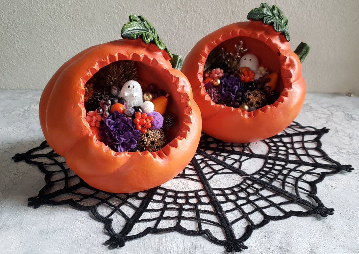 yura7's tweet photo. これまで作った事無かったハロウィンのアレンジメント。この入れ物ビビッドで可愛いなぁと思ってやる気に💪小さいおばけも置いてみた🎵そして、今日のお弁当。 https://t.co/OWF7uNBAjV