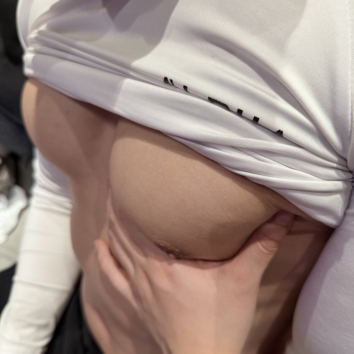 biu9x's tweet photo. 他最近在刷体脂。

我当然支持他变得更精瘦一点，但也很诚实地告诉他：胸不要瘦掉，我喜欢胸大腰细（笑） https://t.co/ufDopTxDmY