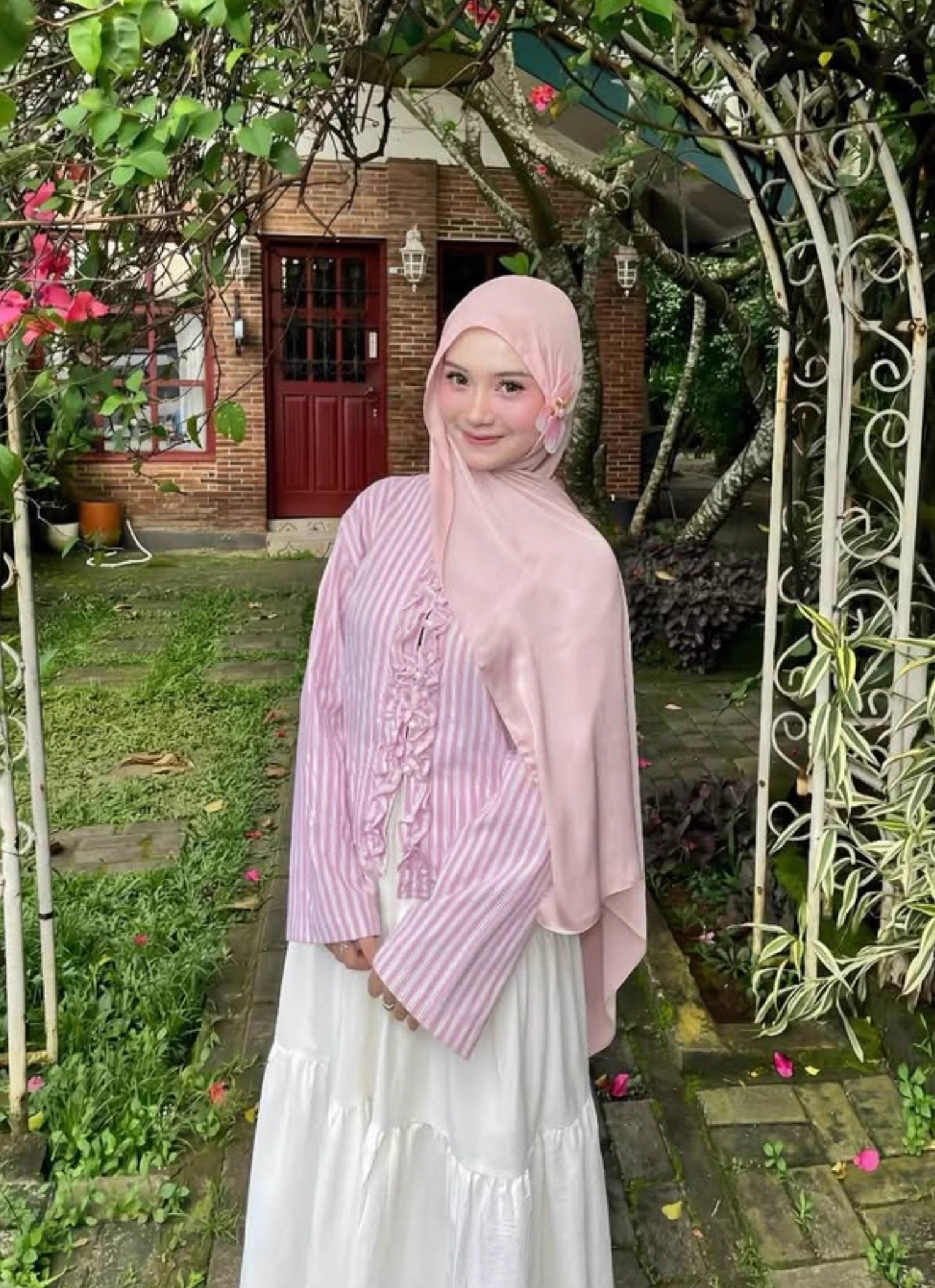 aisyaaranii on X: "Blousenya simple sih, tapi kok makin dilihat makin ...