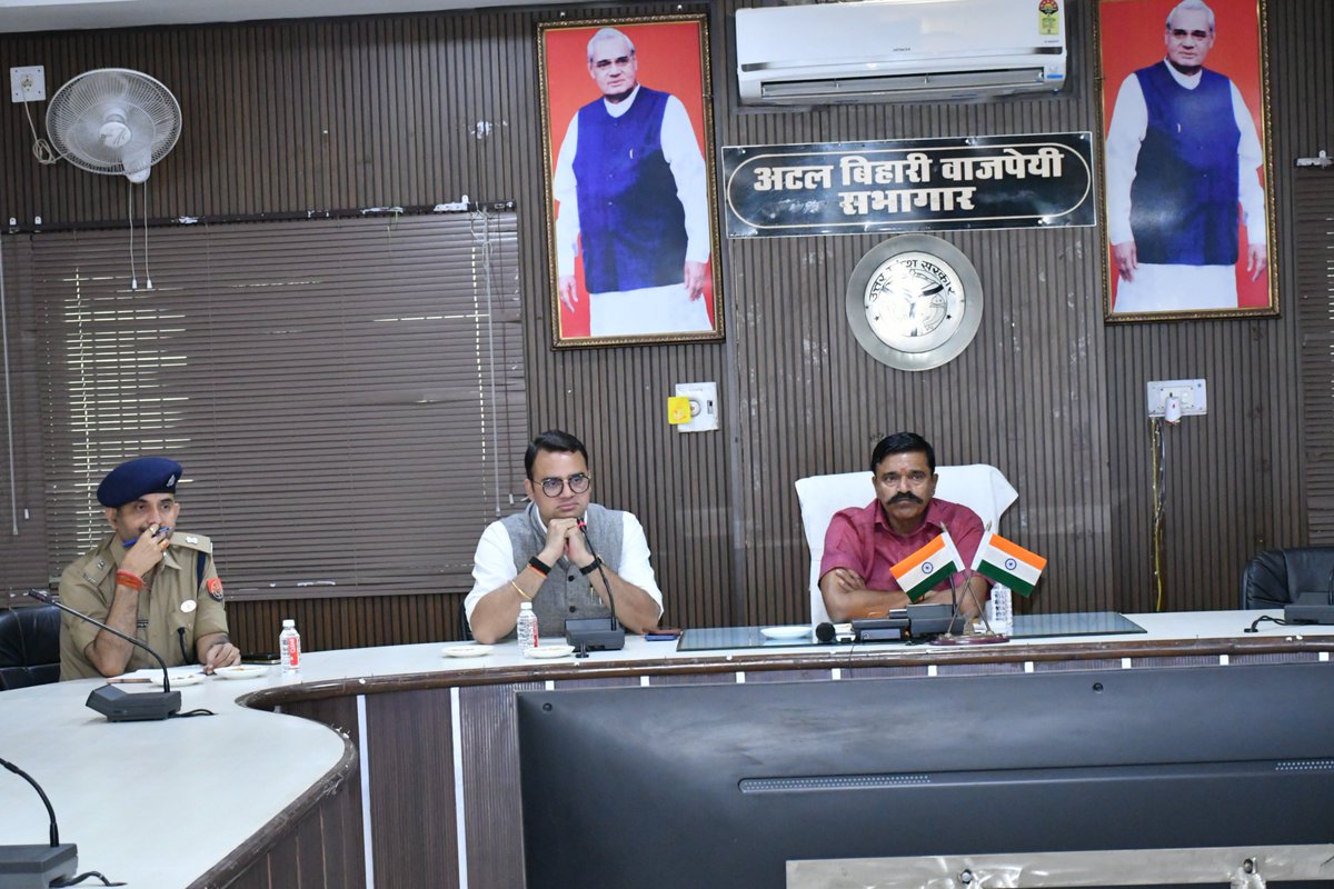 dmbudaun's tweet photo. 29 सितंबर। जनपद में खेलकूद गतिविधियों को बढ़ावा देने एवं खिलाड़ियों को बेहतर अवसर उपलब्ध कराने के उद्देश्य से जिला खेलकूद एवं प्रोत्साहन समिति की बैठक आयोजित हुई। बैठक में खेल सुविधाओं के विकास एवं खिलाड़ियों को प्रोत्साहन देने पर चर्चा की गई।
@UPGovt
@CMOfficeUP
@CommissionerBA1 https://t.co/xiK31CINsd