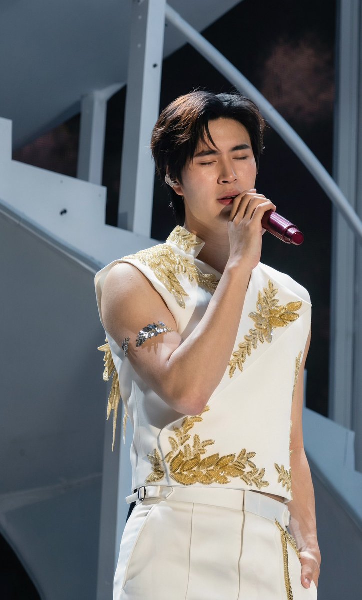 Jai_bx's tweet photo. #wheelabs #whee 
— #GeminiConcert ⭐️

กลับมาย้อนดูรูปที่ถ่ายมาแล้วก็ยังชอบมากอยู่ดี แต่เสียดายอย่างเดียวคือตอนที่ถ่ายมาภาพมันเหลืองกับมืด แต่พอเอามาปรับในแอพ WHEE Labs กด Image Color Correction แค่ทีเดียว รูปก็ออกมาแบบเริ่ด��ลย โคตร easy 

พอลองใช้แล้วฟีเจอร์นี้คือแก้สีภาพได้ในแตะเดียวจริง สีผิวพี่ดารากลับมาแบบจึ้งมาก จากที่หล่ออยู่แล้วก็คือหล่อขึ้นไปอีก เหมือนเทวดากลับมาจุติ 😭✨ ทำแค่นี้รูปก็พร้อมโพสต์ได้ทันทีเลย