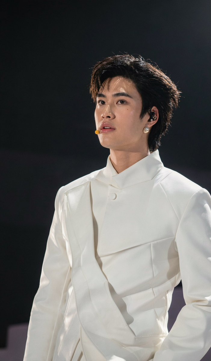 Jai_bx's tweet photo. #wheelabs #whee 
— #GeminiConcert ⭐️

กลับมาย้อนดูรูปที่ถ่ายมาแล้วก็ยังชอบมากอยู่ดี แต่เสียดายอย่างเดียวคือตอนที่ถ่ายมาภาพมันเหลืองกับมืด แต่พอเอามาปรับในแอพ WHEE Labs กด Image Color Correction แค่ทีเดียว รูปก็ออกมาแบบเริ่ด��ลย โคตร easy 

พอลองใช้แล้วฟีเจอร์นี้คือแก้สีภาพได้ในแตะเดียวจริง สีผิวพี่ดารากลับมาแบบจึ้งมาก จากที่หล่ออยู่แล้วก็คือหล่อขึ้นไปอีก เหมือนเทวดากลับมาจุติ 😭✨ ทำแค่นี้รูปก็พร้อมโพสต์ได้ทันทีเลย