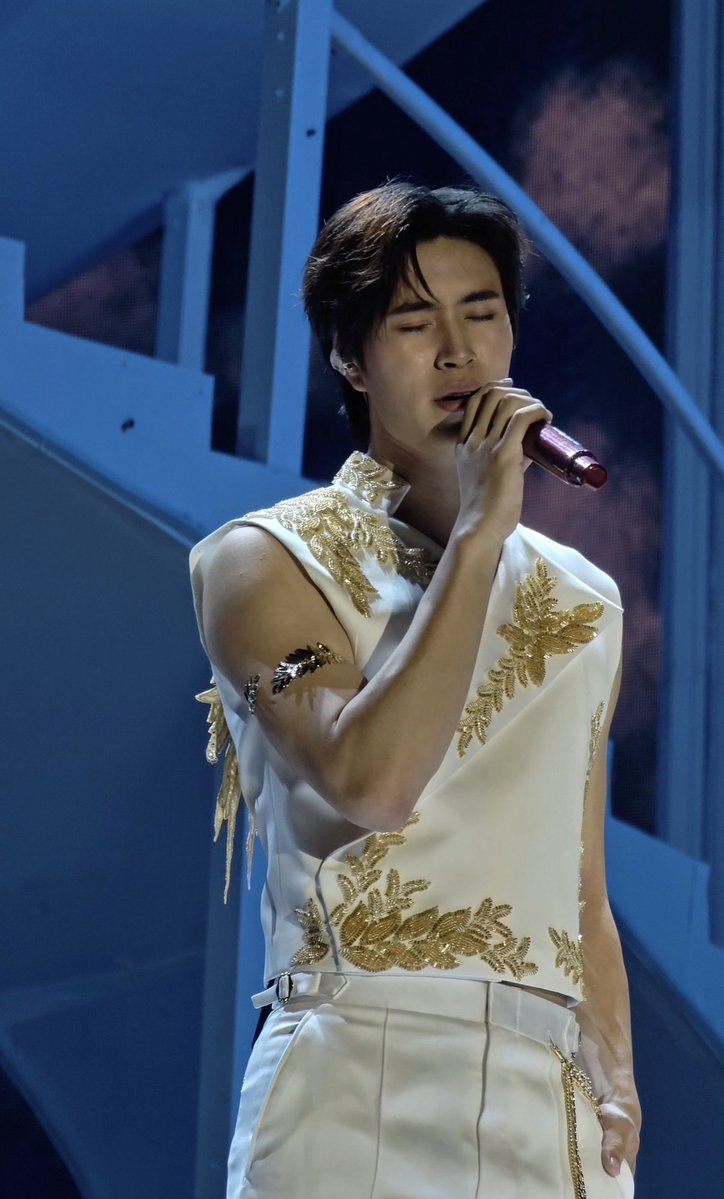 Jai_bx's tweet photo. #wheelabs #whee 
— #GeminiConcert ⭐️

กลับมาย้อนดูรูปที่ถ่ายมาแล้วก็ยังชอบมากอยู่ดี แต่เสียดายอย่างเดียวคือตอนที่ถ่ายมาภาพมันเหลืองกับมืด แต่พอเอามาปรับในแอพ WHEE Labs กด Image Color Correction แค่ทีเดียว รูปก็ออกมาแบบเริ่ด��ลย โคตร easy 

พอลองใช้แล้วฟีเจอร์นี้คือแก้สีภาพได้ในแตะเดียวจริง สีผิวพี่ดารากลับมาแบบจึ้งมาก จากที่หล่ออยู่แล้วก็คือหล่อขึ้นไปอีก เหมือนเทวดากลับมาจุติ 😭✨ ทำแค่นี้รูปก็พร้อมโพสต์ได้ทันทีเลย