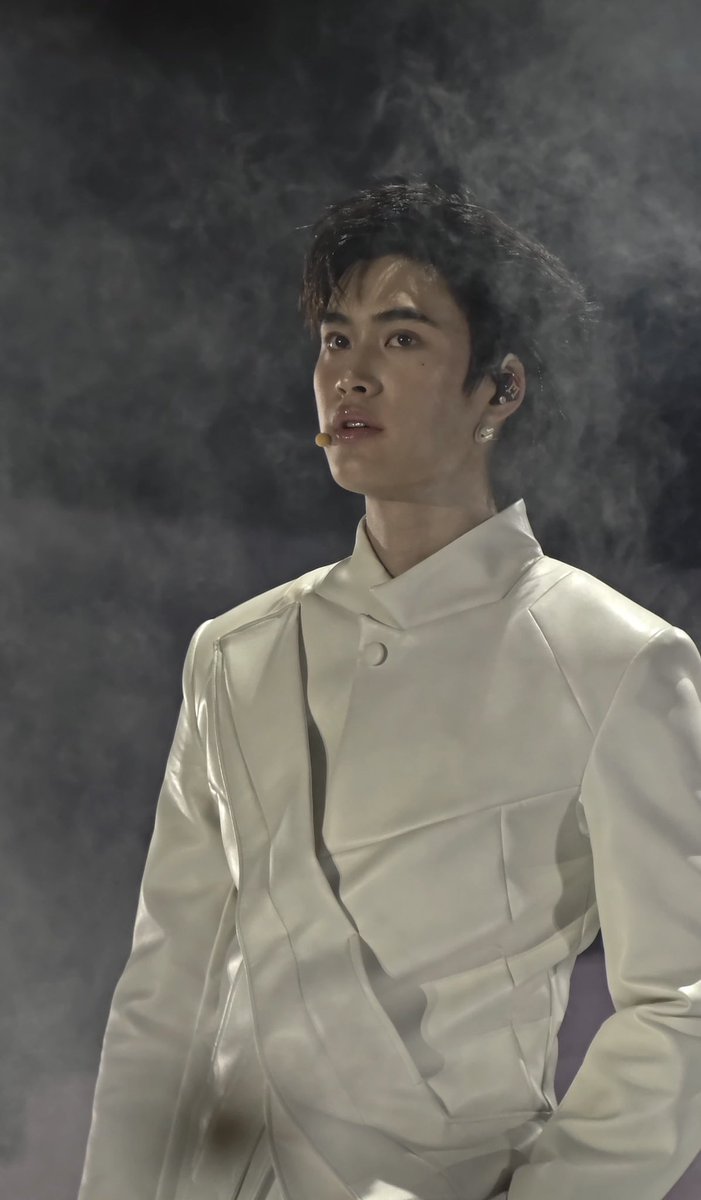 Jai_bx's tweet photo. #wheelabs #whee 
— #GeminiConcert ⭐️

กลับมาย้อนดูรูปที่ถ่ายมาแล้วก็ยังชอบมากอยู่ดี แต่เสียดายอย่างเดียวคือตอนที่ถ่ายมาภาพมันเหลืองกับมืด แต่พอเอามาปรับในแอพ WHEE Labs กด Image Color Correction แค่ทีเดียว รูปก็ออกมาแบบเริ่ด��ลย โคตร easy 

พอลองใช้แล้วฟีเจอร์นี้คือแก้สีภาพได้ในแตะเดียวจริง สีผิวพี่ดารากลับมาแบบจึ้งมาก จากที่หล่ออยู่แล้วก็คือหล่อขึ้นไปอีก เหมือนเทวดากลับมาจุติ 😭✨ ทำแค่นี้รูปก็พร้อมโพสต์ได้ทันทีเลย