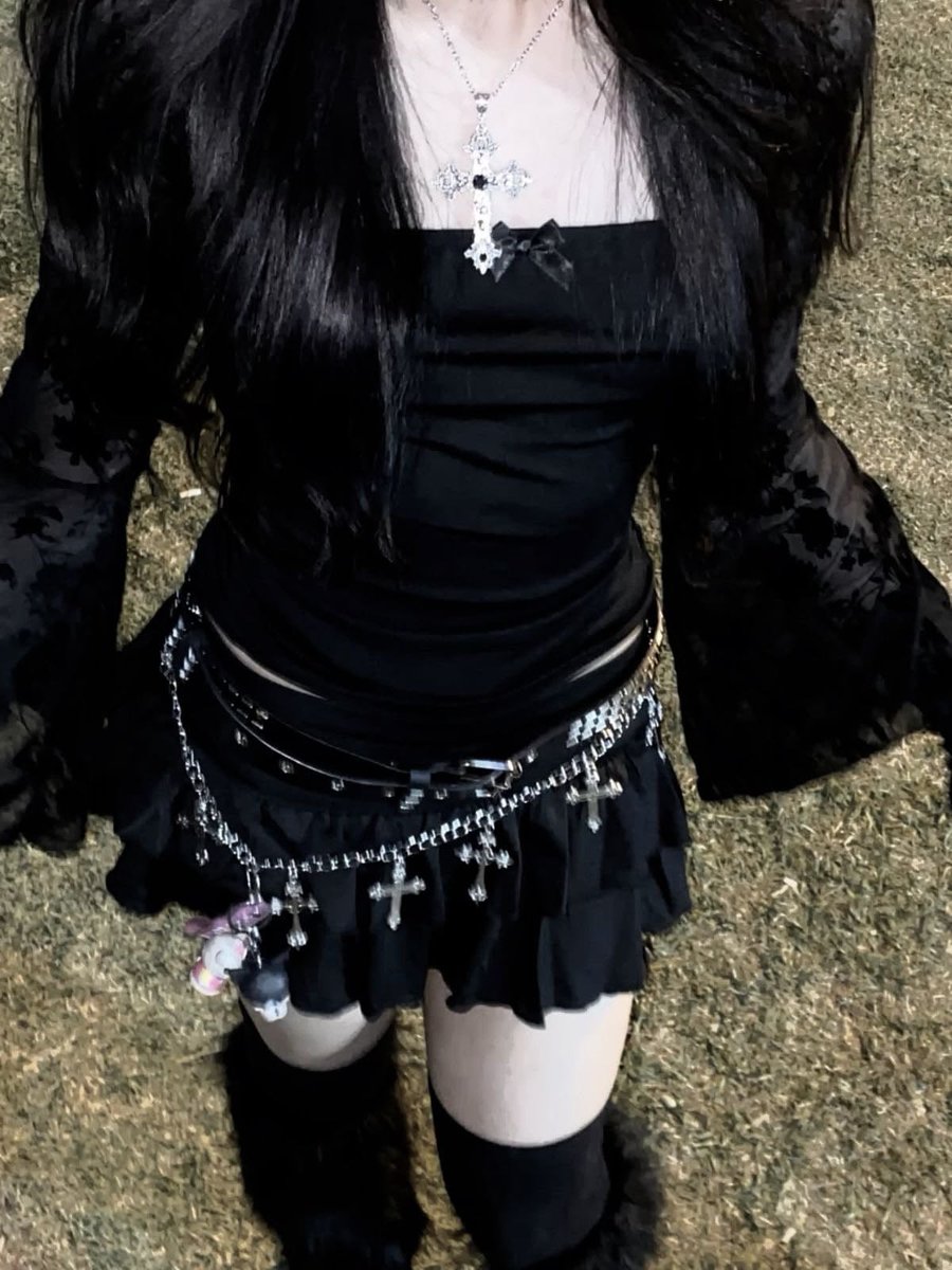 sleepylozizzz's tweet photo. how pinterest sees me

☆idol
☆tattoo
☆aesthetic vibes
☆outfit https://t.co/5gIeLI9GaW