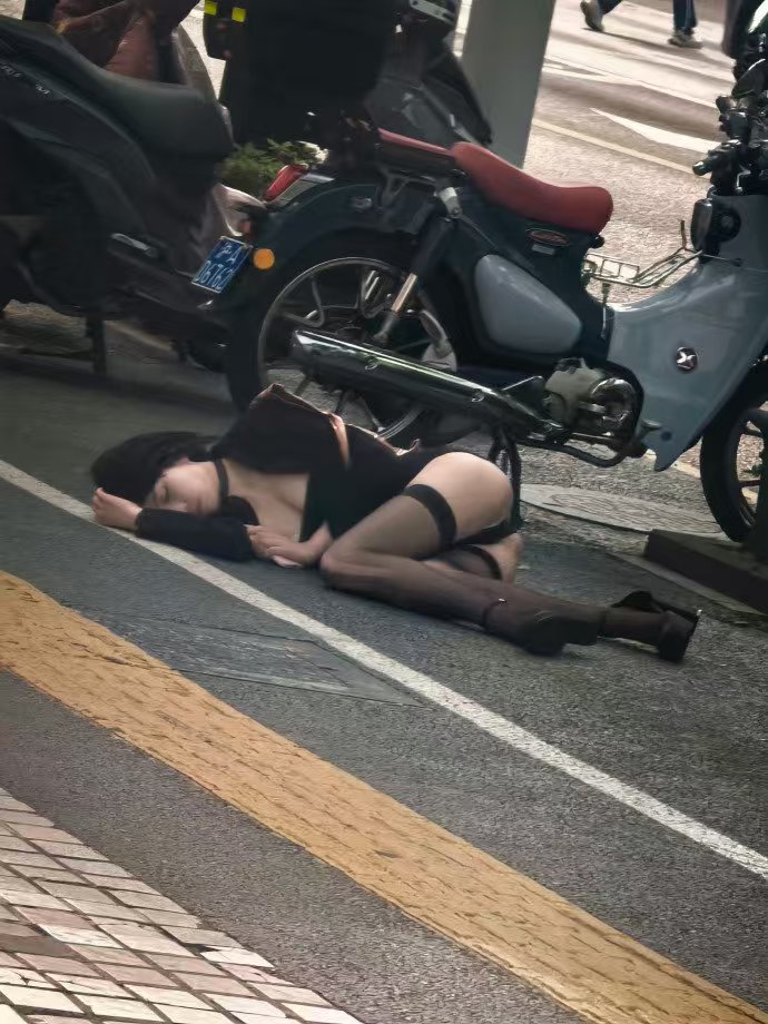santoulang's tweet photo. 上海街头 https://t.co/mDCgf9Nbqp