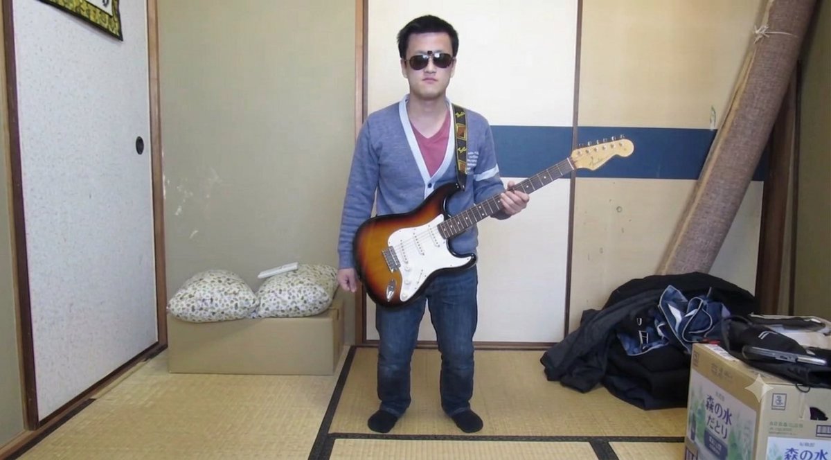 Yorodeyansuuu's tweet photo. 初めてギターを買ってもらった日。
どんなロックスターにも負けねえって思った。 https://t.co/o9dl8ab1dO