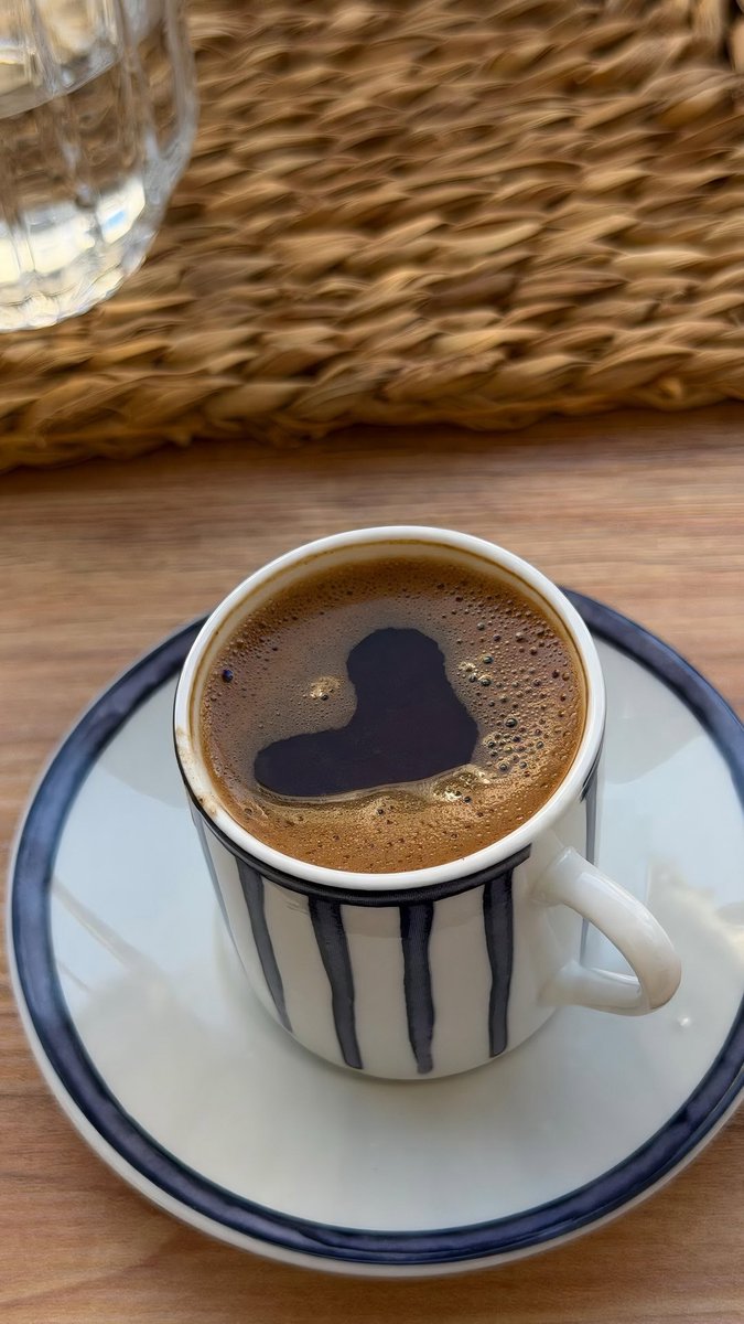 thinkerbellos's tweet photo. kahvemde kalp cikti ne demek oldugunu hepimiz biliyoruz degil mi https://t.co/RmecYfp9qI