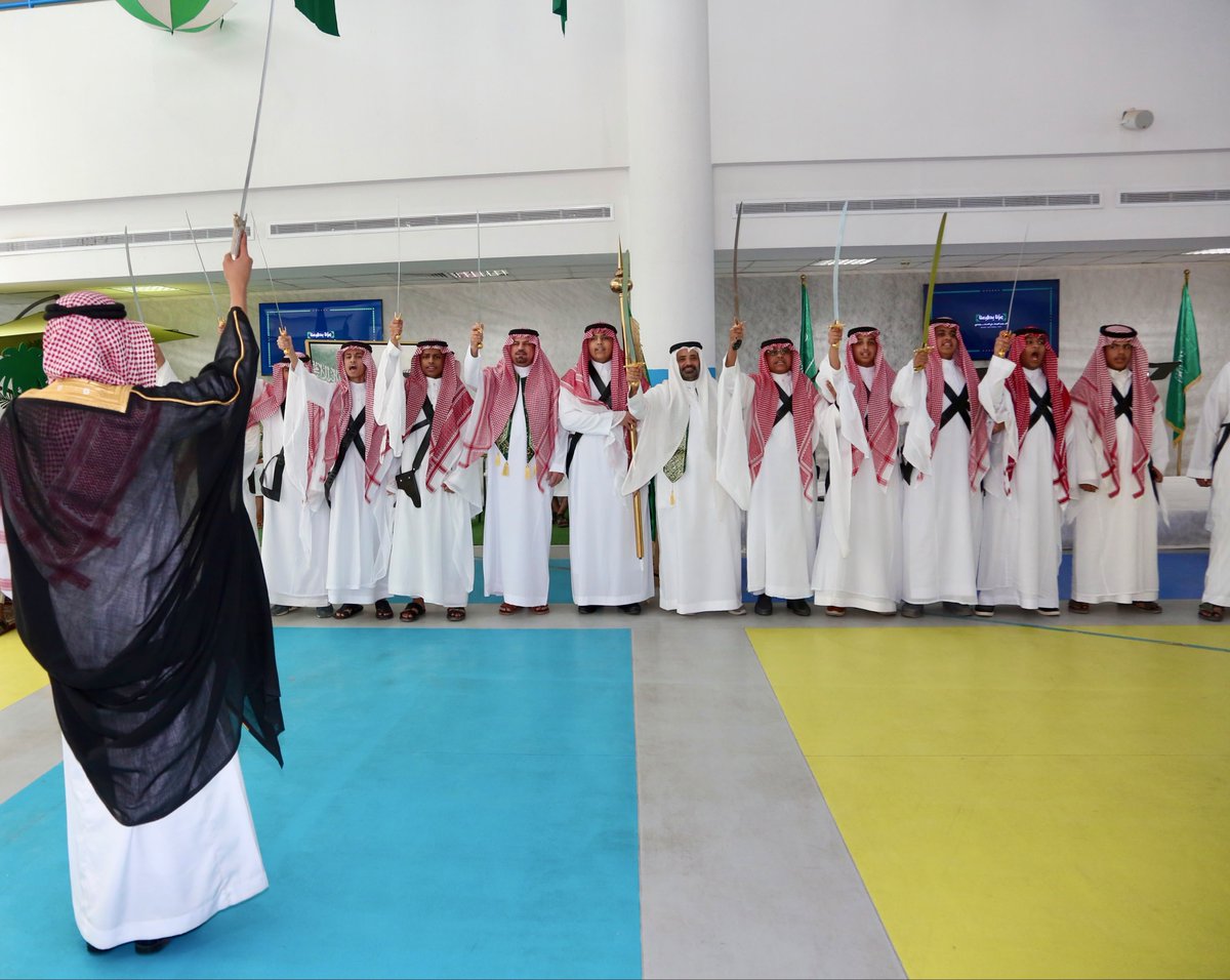 MOE_RYH's tweet photo. #عزنا_بطبعنا |
شارك المدير العام للتعليم بمنطقة الرياض ومساعدَيه طلاب مدرسة الفهد الثانوية احتفاءهم بـ #اليوم_الوطني_السعودي في أجواء وطنية تعبّر عن الفخر والاعتزاز بالوطن، ضمن فعاليات مدارس المنطقة بهذه المناسبة.
#تعليم_الرياض
#تعليمنا_قيم https://t.co/msCOmLMbRM