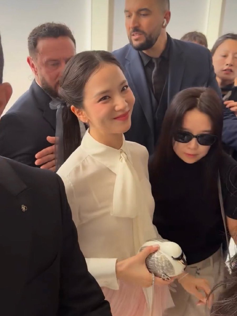 pawangdalgom's tweet photo. Jisoo and that duck dior bag by Jonathan Anderson 🦆🤣🤣🤣 SO CUTE ^^ 

HUMAN DIOR JISOO AT PFW 
#JISOOxDiorSummer27 https://t.co/OrGF8zn2DC