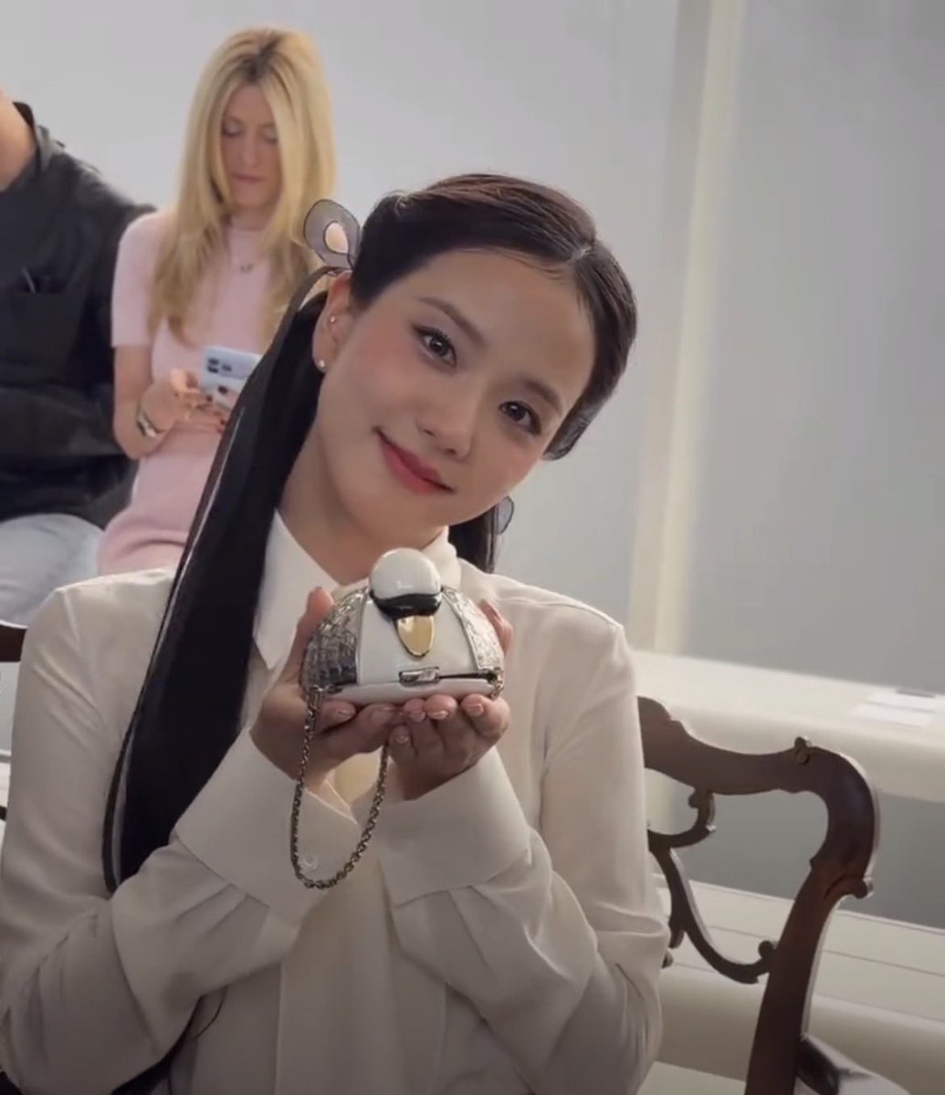 pawangdalgom's tweet photo. Jisoo and that duck dior bag by Jonathan Anderson 🦆🤣🤣🤣 SO CUTE ^^ 

HUMAN DIOR JISOO AT PFW 
#JISOOxDiorSummer27 https://t.co/OrGF8zn2DC