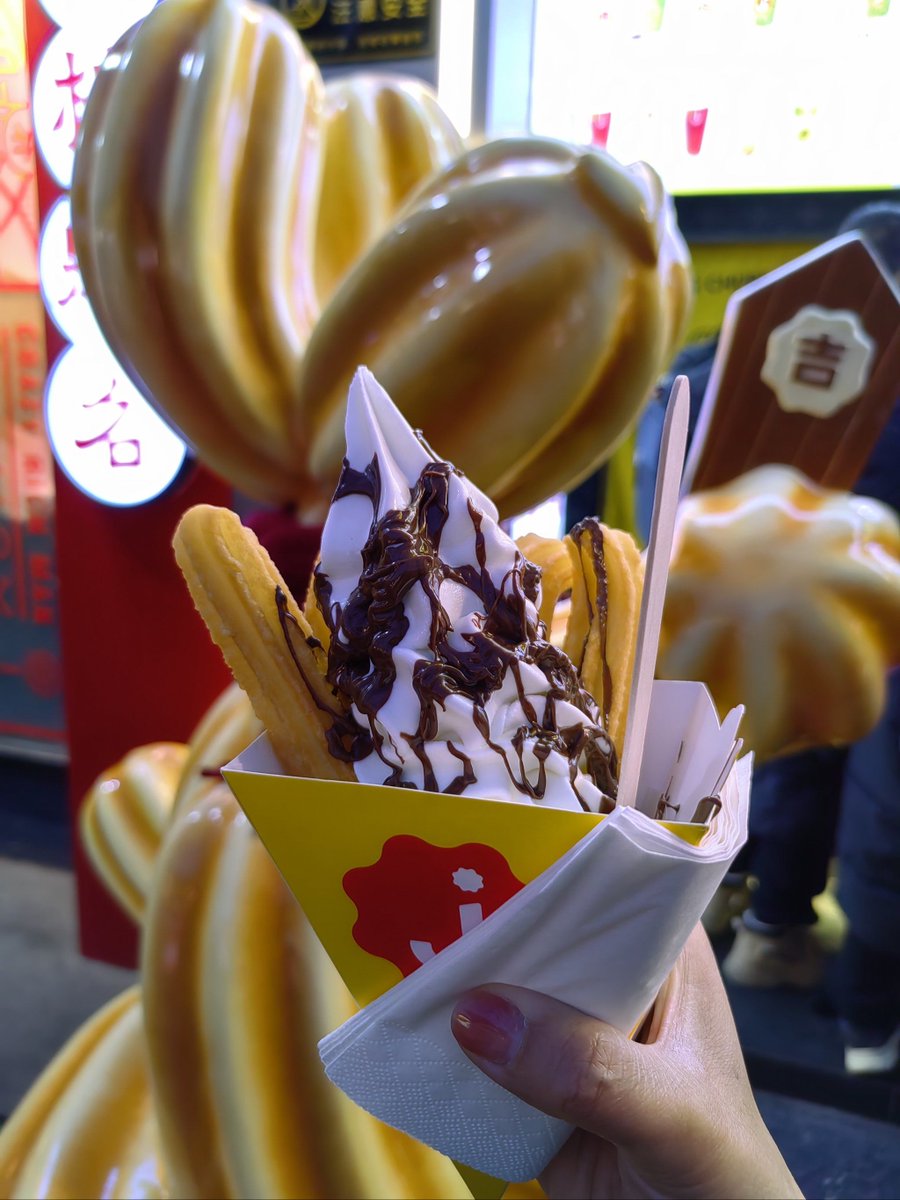 Snowdonojl's tweet photo. Churros crujientes con azúcar y chocolate caliente, la snack callejera perfecta para alegrar cualquier tarde. https://t.co/6E8g8VWkR5