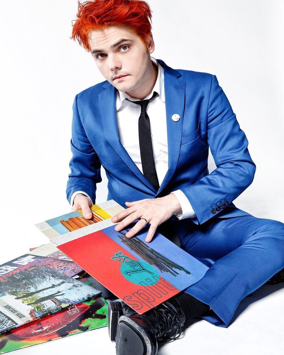 waycultsz's tweet photo. happy hesitant alien day 👽❤️ https://t.co/uqNRKw4qEb