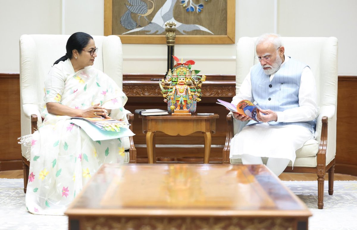 gupta_rekha's tweet photo. विश्व के सबसे लोकप्रिय जननेता आदरणीय प्रधानमंत्री श्री @narendramodi जी से शिष्टाचार भेंट कर उनका मार्गदर्शन प्राप्त किया।

इस अवसर पर विगत डेढ़ वर्ष में दिल्ली में हुए प्रमुख विकास कार्यों और जनकल्याणकारी पहलों पर आधारित पुस्तिका की प्रति भी आदरणीय प्रधानमंत्री जी को भेंट की।

आदरणीय प्रधानमंत्री जी से प्रत्येक भेंट नई प्रेरणा देती है। उनका स्नेह और मार्गदर्शन राष्ट्रसेवा एवं जनसेवा के संकल्प को और दृढ़ करता है तथा विकसित भारत के अनुरूप विकसित दिल्ली के निर्माण के लिए और अधिक समर्पण से कार्य करने की प्रेरणा देता है।

अपना बहुमूल्य समय प्रदान करने और स्नेहपूर्ण मार्गदर्शन के लिए आदरणीय प्रधानमंत्री जी का हृदय से आभार।