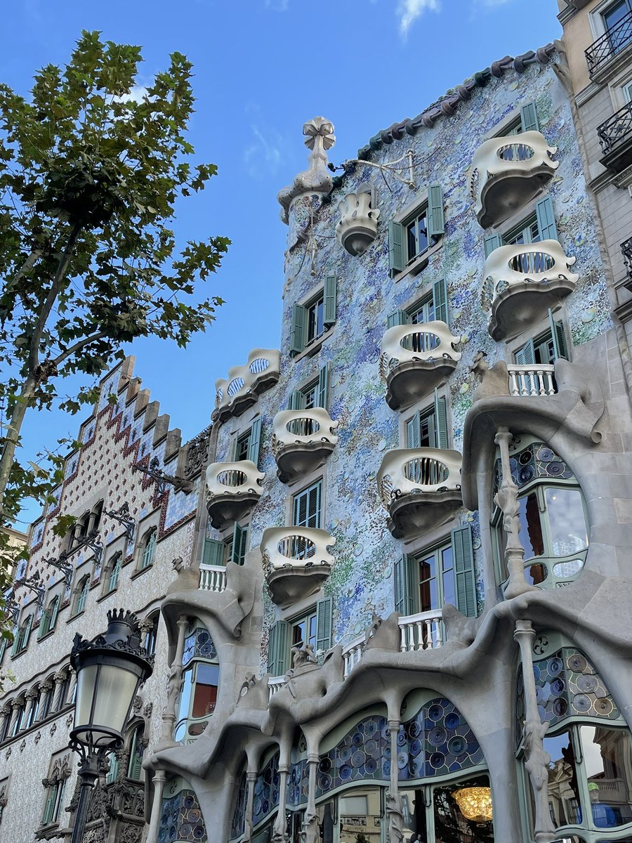 marianibarbosa's tweet photo. deve ter algum termo em alemão pra esse sentimento de "eu preciso muito viver aqui" que barcelona desperta na gente https://t.co/MeeZd8sQZt