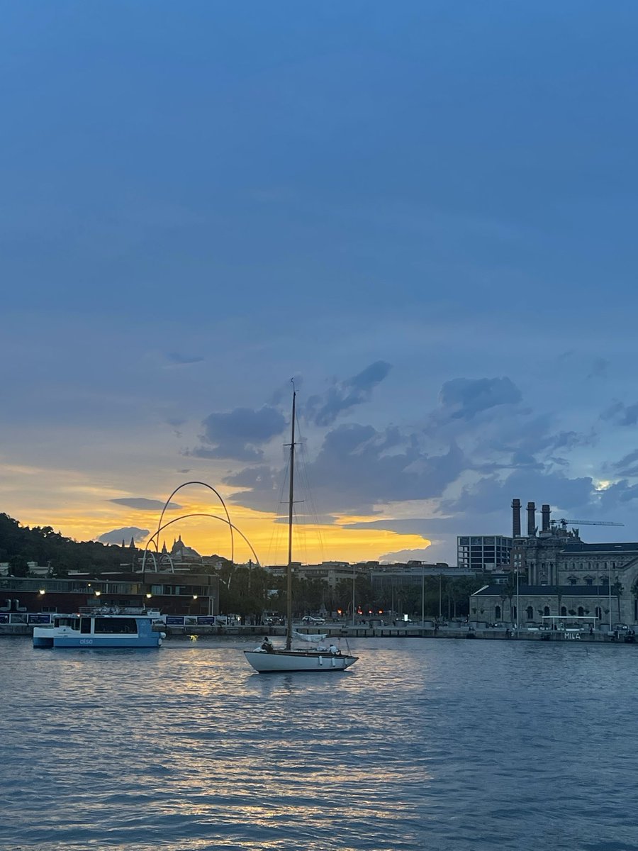 marianibarbosa's tweet photo. deve ter algum termo em alemão pra esse sentimento de "eu preciso muito viver aqui" que barcelona desperta na gente https://t.co/MeeZd8sQZt