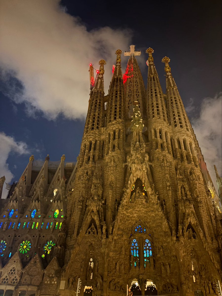 marianibarbosa's tweet photo. deve ter algum termo em alemão pra esse sentimento de "eu preciso muito viver aqui" que barcelona desperta na gente https://t.co/MeeZd8sQZt