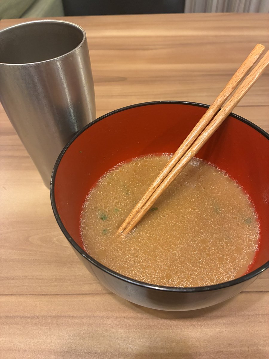amurita_a's tweet photo. 主人は大抵私の作った食事は残して自分でラーメンやうどんを作って食べ「あー食いすぎた」とか言って寝るんだけどたまには私の食事だけで満足してほしいなぁ…とも思う。足りない？不味かった？と聞いた事もあるけど不機嫌になるし「別腹」みたいなもんなのかな。毎回これ片付ける時チクリと胸が痛む。 https://t.co/sDVSNrNYLW