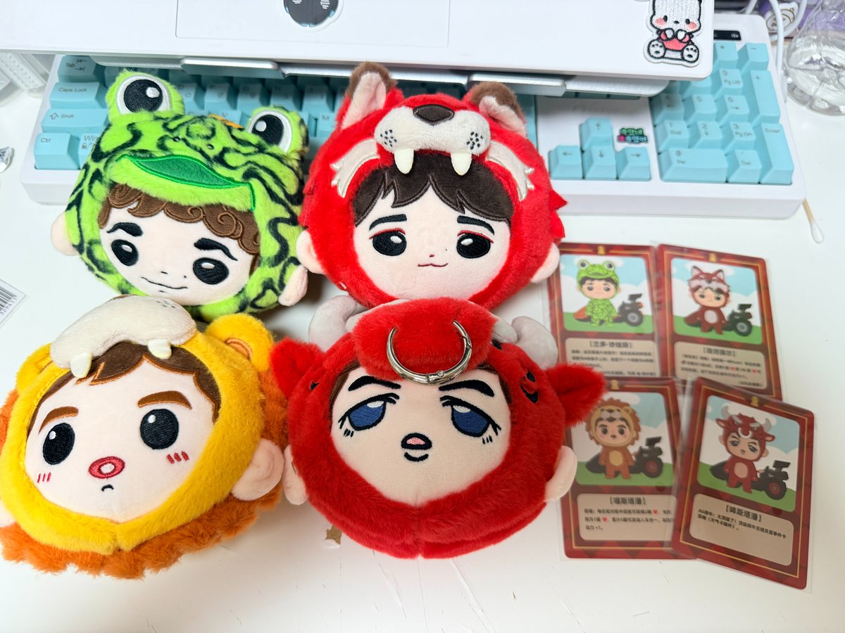 Sunshine_gr63's tweet photo. 블라인드 박스 분철해요! 
샤를 르클레르 1개 = 5.0
랜도 노리스 1개  = 5.0
막스 베르스타펜 일반 1개 =5.0
막스 베르스타펜 히든 1개(실루엣)  = 5.5

사진은 왼쪽부터 시계방향으로 
랜도 샤를 막스 히든 / 일반 입니다! 
해배비+관세+세금+물품가액으로 책정 되었습니다.
해당 드버 캐릭터 카드도 같이 발송되어요! 

동일한 내용으로 번장에도 업로드 할 예정입니다. 
생각보다 큰데 예뻐요.. 디엠주시면 상세샷 보내드리겠습니다!