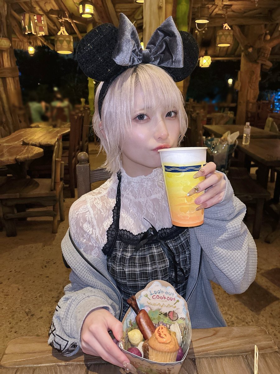 miku_Tohkei's tweet photo. ハロウィンデートはどこいく？🎃 https://t.co/EqVIZVDItI