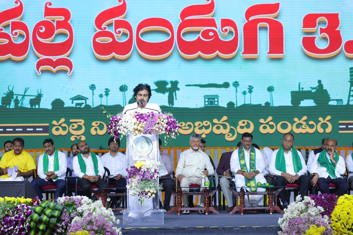 APDeputyCMO's tweet photo. గడ్డపార చేతబట్టి... డొంక రోడ్డుకు శ్రీకారం చుట్టి…

• కొకులవారిపల్లి గ్రామంలో శ్రమదానం చేసిన ముఖ్యమంత్రివర్యులు శ్రీ @ncbn గారు, ఉప ముఖ్యమంత్రివర్యులు శ్రీ @PawanKalyan గారు 
• శ్రమదానంలో పాల్గొన్న బీజేపీ రాష్ట్ర అధ్యక్షులు శ్రీ పీవీఎన్ మాధవ్ గారు
• వీబీ జీ రాంజీ శ్రామికులతో కలసి పొలాల మధ్యకు డొంక రోడ్డుకు శ్రీకారం
• కాలినడకన పల్లెపండుగ అభివృద్ధి పనుల పరిశీలన
• పూల జల్లులతో స్వాగతించిన గ్రామస్తులు
• కొత్త రోడ్లపై గ్రామంలోకి నడిచి వెళ్లిన శ్రీ చంద్రబాబు నాయుడు గారు, శ్రీ పవన్ కళ్యాణ్ గారు, శ్రీ మాధవ్ గారు
• గ్రామ సచివాలయం వద్ద వీబీ జీ రాంజీ శ్రామికులతో కలసి గ్రూప్ ఫొటో

గౌరవ రాష్ట్ర ముఖ్యమంత్రివర్యులు శ్రీ చంద్రబాబు నాయుడు గారు, ఉప ముఖ్యమంత్రివర్యులు శ్రీ పవన్ కళ్యాణ్ గారు, బీజేపీ రాష్ట్ర అధ్యక్షులు శ్రీ పీవీఎన్ మాధవ్ గారు గడ్డపారలు చేత పట్టి వీబీ జీ రాంజీ పనులను ప్రారంభించారు. కొత్త డొంక రోడ్డుకు శ్రీకారం చుట్టారు. పల్లెపండుగ 3.0 కార్యక్రమంలో భాగంగా కొకులవారిపల్లి గ్రామంలో పొలాల మధ్యకు నిర్మించతలపెట్టిన డొంక రోడ్డుకు శ్రమదానం చేశారు. గడ్డపారలతో ముగ్గురు నేతలు మట్టిని తవ్వగా, ఆ గ్రామానికి చెందిన వీబీ జీ రాంజీ శ్రామికులు గంపలతో మట్టిని ఎత్తి రోడ్డు పోశారు. పల్లెపండుగ 3.0 కార్యక్రమంలో డొంక రోడ్లకు కూటమి ప్రభుత్వం ప్రాధాన్యత ఇస్తోంది. పైలట్ ప్రాజెక్టు కింద గ్రామీణ ప్రాంతాలు ఉన్న 167 నియోజకవర్గాల పరిధిలో నియోజక వర్గానికి ఒక్కటి చొప్పున డొంక రోడ్డు నిర్మించనుండగా, ఉదయగిరి నియోజకవర్గం పరిధిలో కొకులవారిపల్లి గ్రామంలో నిర్మించతలపెట్టిన డొంక రోడ్డు పనులను శ్రమదానం ద్వారా గౌరవ ముఖ్యమంత్రివర్యులు, ఉప ముఖ్యమంత్రివర్యులు ప్రారంభించారు.

అంతకు ముందు కొకులవారిపల్లి గ్రామంలో పల్లెపండుగ ద్వారా చేపట్టిన అభివృద్ధి పనులను ముగ్గురు నేతలు కాలినడకన పరిశీలించారు. గ్రామ సరిహద్దుల్లో పశువుల దాహార్తి తీర్చేందుకు నిర్మించిన నీటి తొట్టె స్వాగతం పలుకగా, గ్రామంలోకి వేసిన బీటీ రోడ్డు, గ్రామంలో నిర్మించిన సీసీ రోడ్డు, రోడ్డుకి సమీపంలో ఉన్న మినీ గోకులాన్ని పరిశీలించారు. రోడ్డు నాణ్యతను తనిఖీ చేశారు. సుమారు కిలోమీటరు మేర కాలినడకన కొకులవారిపల్లి గ్రామ సచివాలయం వద్దకు చేరుకున్నారు. అక్కడ వీబీ జీ రాంజీ శ్రామికులతో కలసి గ్రూప్ ఫొటో దిగారు.

అంతకు ముందు తమ గ్రామానికి విచ్చేసిన ముఖ్యమంత్రి శ్రీ చంద్రబాబు నాయుడు గారు, ఉప ముఖ్యమంత్రి శ్రీ పవన్ కళ్యాణ్ గారు, శ్రీ పీవీఎన్ మాధవ్ గార్లకు కొకులవారిపల్లి గ్రామానికి చెందిన మహిళలు గ్రామ సరిహద్దుల నుంచి పూల జల్లులతో స్వాగతం పలికారు. మహిళలతో ముచ్చటిస్తూ, సమస్యలు అడిగి తెలుసుకుంటూ ముగ్గురు నేతలు గ్రామంలోకి నడిచి వెళ్లారు. 

• వేదికపై నడుస్తూ చేస్తూ.. ప్రజలకు అభివాదం
అంతకు ముందు పల్లెపండుగ 3.0 కార్యక్రమాన్ని ప్రారంభించేందుకు సభా వేదికపైకి విచ్చేసిన ముఖ్యమంత్రివర్యులు, ఉప ముఖ్యమంత్రివర్యులకు ప్రజలు అద్భుత స్వాగతం పలికారు. తమ మెడల్లోని కండువాలు గాల్లో ఊపుతూ, జయజయధ్వానాలు పలుకుతూ నేతలను స్వాగతించారు. ముఖ్యమంత్రి శ్రీ చంద్రబాబు నాయుడు గారు, ఉప ముఖ్యమంత్రి శ్రీ పవన్ కళ్యాణ్ గారు, బీజేపీ రాష్ట్ర అధ్యక్షులు శ్రీ మాధవ్ గారు వేదిక వద్ద ఏర్పాటు చేసిన ర్యాంప్‌పై నడుస్తూ ప్రజలకు అభివాదం చేశారు. తమ అభిమాన నేతల్ని చూసి మహిళలు సైతం ఆనందంతో చిందులు వేశారు. ఫోన్లలో సెల్ఫీలు తీసుకునేందుకు పోటీ పడ్డారు. వేదికపై పల్లెపండుగ కార్యక్రమానికి పూర్వం గ్రామాల్లో పరిస్థితులు, పల్లెపండుగ తర్వాత అభివృద్ధిని వివరిస్తూ చేసిన వీడియో ప్రజెంటేషన్ సభికుల్ని ఆకట్టుకుంది.

• శ్రీ పవన్ కళ్యాణ్ గారిపై అభిమానం చాటుకున్న ఉదయగిరి ప్రజలు
పల్లెపండుగ 3.0కి తమ నియోజకవర్గాన్ని ఎంపిక చేసిన రాష్ట్ర ఉప ముఖ్యమంత్రివర్యులు శ్రీ పవన్
కళ్యాణ్ గారిపై ఉదయగిరి ప్రజలు తమ అభిమానాన్ని చాటుకున్నారు. జనసేన జెండా
రంగులతో కూడిన గొడుగులతో వెల్కమ్ టూ పవన్ కళ్యాణ్ సర్ అంటూ.. ఆంగ్ల అక్షరమాలిక
రూపాన నిలబడి కృతజ్ఞతలు తెలియజేశారు.

#PallePanduga3
