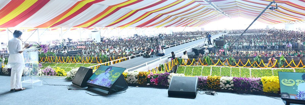 APDeputyCMO's tweet photo. గడ్డపార చేతబట్టి... డొంక రోడ్డుకు శ్రీకారం చుట్టి…

• కొకులవారిపల్లి గ్రామంలో శ్రమదానం చేసిన ముఖ్యమంత్రివర్యులు శ్రీ @ncbn గారు, ఉప ముఖ్యమంత్రివర్యులు శ్రీ @PawanKalyan గారు 
• శ్రమదానంలో పాల్గొన్న బీజేపీ రాష్ట్ర అధ్యక్షులు శ్రీ పీవీఎన్ మాధవ్ గారు
• వీబీ జీ రాంజీ శ్రామికులతో కలసి పొలాల మధ్యకు డొంక రోడ్డుకు శ్రీకారం
• కాలినడకన పల్లెపండుగ అభివృద్ధి పనుల పరిశీలన
• పూల జల్లులతో స్వాగతించిన గ్రామస్తులు
• కొత్త రోడ్లపై గ్రామంలోకి నడిచి వెళ్లిన శ్రీ చంద్రబాబు నాయుడు గారు, శ్రీ పవన్ కళ్యాణ్ గారు, శ్రీ మాధవ్ గారు
• గ్రామ సచివాలయం వద్ద వీబీ జీ రాంజీ శ్రామికులతో కలసి గ్రూప్ ఫొటో

గౌరవ రాష్ట్ర ముఖ్యమంత్రివర్యులు శ్రీ చంద్రబాబు నాయుడు గారు, ఉప ముఖ్యమంత్రివర్యులు శ్రీ పవన్ కళ్యాణ్ గారు, బీజేపీ రాష్ట్ర అధ్యక్షులు శ్రీ పీవీఎన్ మాధవ్ గారు గడ్డపారలు చేత పట్టి వీబీ జీ రాంజీ పనులను ప్రారంభించారు. కొత్త డొంక రోడ్డుకు శ్రీకారం చుట్టారు. పల్లెపండుగ 3.0 కార్యక్రమంలో భాగంగా కొకులవారిపల్లి గ్రామంలో పొలాల మధ్యకు నిర్మించతలపెట్టిన డొంక రోడ్డుకు శ్రమదానం చేశారు. గడ్డపారలతో ముగ్గురు నేతలు మట్టిని తవ్వగా, ఆ గ్రామానికి చెందిన వీబీ జీ రాంజీ శ్రామికులు గంపలతో మట్టిని ఎత్తి రోడ్డు పోశారు. పల్లెపండుగ 3.0 కార్యక్రమంలో డొంక రోడ్లకు కూటమి ప్రభుత్వం ప్రాధాన్యత ఇస్తోంది. పైలట్ ప్రాజెక్టు కింద గ్రామీణ ప్రాంతాలు ఉన్న 167 నియోజకవర్గాల పరిధిలో నియోజక వర్గానికి ఒక్కటి చొప్పున డొంక రోడ్డు నిర్మించనుండగా, ఉదయగిరి నియోజకవర్గం పరిధిలో కొకులవారిపల్లి గ్రామంలో నిర్మించతలపెట్టిన డొంక రోడ్డు పనులను శ్రమదానం ద్వారా గౌరవ ముఖ్యమంత్రివర్యులు, ఉప ముఖ్యమంత్రివర్యులు ప్రారంభించారు.

అంతకు ముందు కొకులవారిపల్లి గ్రామంలో పల్లెపండుగ ద్వారా చేపట్టిన అభివృద్ధి పనులను ముగ్గురు నేతలు కాలినడకన పరిశీలించారు. గ్రామ సరిహద్దుల్లో పశువుల దాహార్తి తీర్చేందుకు నిర్మించిన నీటి తొట్టె స్వాగతం పలుకగా, గ్రామంలోకి వేసిన బీటీ రోడ్డు, గ్రామంలో నిర్మించిన సీసీ రోడ్డు, రోడ్డుకి సమీపంలో ఉన్న మినీ గోకులాన్ని పరిశీలించారు. రోడ్డు నాణ్యతను తనిఖీ చేశారు. సుమారు కిలోమీటరు మేర కాలినడకన కొకులవారిపల్లి గ్రామ సచివాలయం వద్దకు చేరుకున్నారు. అక్కడ వీబీ జీ రాంజీ శ్రామికులతో కలసి గ్రూప్ ఫొటో దిగారు.

అంతకు ముందు తమ గ్రామానికి విచ్చేసిన ముఖ్యమంత్రి శ్రీ చంద్రబాబు నాయుడు గారు, ఉప ముఖ్యమంత్రి శ్రీ పవన్ కళ్యాణ్ గారు, శ్రీ పీవీఎన్ మాధవ్ గార్లకు కొకులవారిపల్లి గ్రామానికి చెందిన మహిళలు గ్రామ సరిహద్దుల నుంచి పూల జల్లులతో స్వాగతం పలికారు. మహిళలతో ముచ్చటిస్తూ, సమస్యలు అడిగి తెలుసుకుంటూ ముగ్గురు నేతలు గ్రామంలోకి నడిచి వెళ్లారు. 

• వేదికపై నడుస్తూ చేస్తూ.. ప్రజలకు అభివాదం
అంతకు ముందు పల్లెపండుగ 3.0 కార్యక్రమాన్ని ప్రారంభించేందుకు సభా వేదికపైకి విచ్చేసిన ముఖ్యమంత్రివర్యులు, ఉప ముఖ్యమంత్రివర్యులకు ప్రజలు అద్భుత స్వాగతం పలికారు. తమ మెడల్లోని కండువాలు గాల్లో ఊపుతూ, జయజయధ్వానాలు పలుకుతూ నేతలను స్వాగతించారు. ముఖ్యమంత్రి శ్రీ చంద్రబాబు నాయుడు గారు, ఉప ముఖ్యమంత్రి శ్రీ పవన్ కళ్యాణ్ గారు, బీజేపీ రాష్ట్ర అధ్యక్షులు శ్రీ మాధవ్ గారు వేదిక వద్ద ఏర్పాటు చేసిన ర్యాంప్‌పై నడుస్తూ ప్రజలకు అభివాదం చేశారు. తమ అభిమాన నేతల్ని చూసి మహిళలు సైతం ఆనందంతో చిందులు వేశారు. ఫోన్లలో సెల్ఫీలు తీసుకునేందుకు పోటీ పడ్డారు. వేదికపై పల్లెపండుగ కార్యక్రమానికి పూర్వం గ్రామాల్లో పరిస్థితులు, పల్లెపండుగ తర్వాత అభివృద్ధిని వివరిస్తూ చేసిన వీడియో ప్రజెంటేషన్ సభికుల్ని ఆకట్టుకుంది.

• శ్రీ పవన్ కళ్యాణ్ గారిపై అభిమానం చాటుకున్న ఉదయగిరి ప్రజలు
పల్లెపండుగ 3.0కి తమ నియోజకవర్గాన్ని ఎంపిక చేసిన రాష్ట్ర ఉప ముఖ్యమంత్రివర్యులు శ్రీ పవన్
కళ్యాణ్ గారిపై ఉదయగిరి ప్రజలు తమ అభిమానాన్ని చాటుకున్నారు. జనసేన జెండా
రంగులతో కూడిన గొడుగులతో వెల్కమ్ టూ పవన్ కళ్యాణ్ సర్ అంటూ.. ఆంగ్ల అక్షరమాలిక
రూపాన నిలబడి కృతజ్ఞతలు తెలియజేశారు.

#PallePanduga3