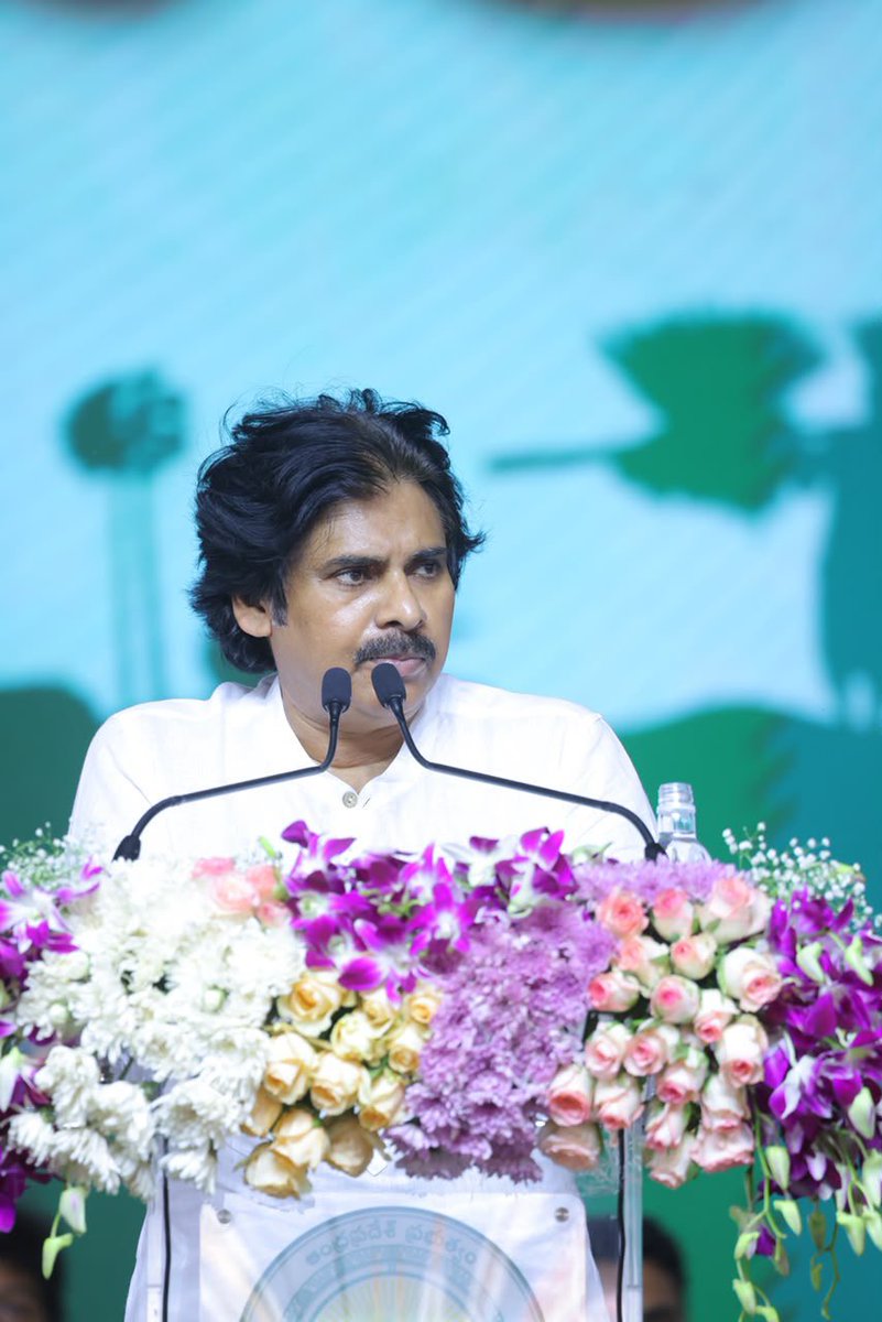 APDeputyCMO's tweet photo. గడ్డపార చేతబట్టి... డొంక రోడ్డుకు శ్రీకారం చుట్టి…

• కొకులవారిపల్లి గ్రామంలో శ్రమదానం చేసిన ముఖ్యమంత్రివర్యులు శ్రీ @ncbn గారు, ఉప ముఖ్యమంత్రివర్యులు శ్రీ @PawanKalyan గారు 
• శ్రమదానంలో పాల్గొన్న బీజేపీ రాష్ట్ర అధ్యక్షులు శ్రీ పీవీఎన్ మాధవ్ గారు
• వీబీ జీ రాంజీ శ్రామికులతో కలసి పొలాల మధ్యకు డొంక రోడ్డుకు శ్రీకారం
• కాలినడకన పల్లెపండుగ అభివృద్ధి పనుల పరిశీలన
• పూల జల్లులతో స్వాగతించిన గ్రామస్తులు
• కొత్త రోడ్లపై గ్రామంలోకి నడిచి వెళ్లిన శ్రీ చంద్రబాబు నాయుడు గారు, శ్రీ పవన్ కళ్యాణ్ గారు, శ్రీ మాధవ్ గారు
• గ్రామ సచివాలయం వద్ద వీబీ జీ రాంజీ శ్రామికులతో కలసి గ్రూప్ ఫొటో

గౌరవ రాష్ట్ర ముఖ్యమంత్రివర్యులు శ్రీ చంద్రబాబు నాయుడు గారు, ఉప ముఖ్యమంత్రివర్యులు శ్రీ పవన్ కళ్యాణ్ గారు, బీజేపీ రాష్ట్ర అధ్యక్షులు శ్రీ పీవీఎన్ మాధవ్ గారు గడ్డపారలు చేత పట్టి వీబీ జీ రాంజీ పనులను ప్రారంభించారు. కొత్త డొంక రోడ్డుకు శ్రీకారం చుట్టారు. పల్లెపండుగ 3.0 కార్యక్రమంలో భాగంగా కొకులవారిపల్లి గ్రామంలో పొలాల మధ్యకు నిర్మించతలపెట్టిన డొంక రోడ్డుకు శ్రమదానం చేశారు. గడ్డపారలతో ముగ్గురు నేతలు మట్టిని తవ్వగా, ఆ గ్రామానికి చెందిన వీబీ జీ రాంజీ శ్రామికులు గంపలతో మట్టిని ఎత్తి రోడ్డు పోశారు. పల్లెపండుగ 3.0 కార్యక్రమంలో డొంక రోడ్లకు కూటమి ప్రభుత్వం ప్రాధాన్యత ఇస్తోంది. పైలట్ ప్రాజెక్టు కింద గ్రామీణ ప్రాంతాలు ఉన్న 167 నియోజకవర్గాల పరిధిలో నియోజక వర్గానికి ఒక్కటి చొప్పున డొంక రోడ్డు నిర్మించనుండగా, ఉదయగిరి నియోజకవర్గం పరిధిలో కొకులవారిపల్లి గ్రామంలో నిర్మించతలపెట్టిన డొంక రోడ్డు పనులను శ్రమదానం ద్వారా గౌరవ ముఖ్యమంత్రివర్యులు, ఉప ముఖ్యమంత్రివర్యులు ప్రారంభించారు.

అంతకు ముందు కొకులవారిపల్లి గ్రామంలో పల్లెపండుగ ద్వారా చేపట్టిన అభివృద్ధి పనులను ముగ్గురు నేతలు కాలినడకన పరిశీలించారు. గ్రామ సరిహద్దుల్లో పశువుల దాహార్తి తీర్చేందుకు నిర్మించిన నీటి తొట్టె స్వాగతం పలుకగా, గ్రామంలోకి వేసిన బీటీ రోడ్డు, గ్రామంలో నిర్మించిన సీసీ రోడ్డు, రోడ్డుకి సమీపంలో ఉన్న మినీ గోకులాన్ని పరిశీలించారు. రోడ్డు నాణ్యతను తనిఖీ చేశారు. సుమారు కిలోమీటరు మేర కాలినడకన కొకులవారిపల్లి గ్రామ సచివాలయం వద్దకు చేరుకున్నారు. అక్కడ వీబీ జీ రాంజీ శ్రామికులతో కలసి గ్రూప్ ఫొటో దిగారు.

అంతకు ముందు తమ గ్రామానికి విచ్చేసిన ముఖ్యమంత్రి శ్రీ చంద్రబాబు నాయుడు గారు, ఉప ముఖ్యమంత్రి శ్రీ పవన్ కళ్యాణ్ గారు, శ్రీ పీవీఎన్ మాధవ్ గార్లకు కొకులవారిపల్లి గ్రామానికి చెందిన మహిళలు గ్రామ సరిహద్దుల నుంచి పూల జల్లులతో స్వాగతం పలికారు. మహిళలతో ముచ్చటిస్తూ, సమస్యలు అడిగి తెలుసుకుంటూ ముగ్గురు నేతలు గ్రామంలోకి నడిచి వెళ్లారు. 

• వేదికపై నడుస్తూ చేస్తూ.. ప్రజలకు అభివాదం
అంతకు ముందు పల్లెపండుగ 3.0 కార్యక్రమాన్ని ప్రారంభించేందుకు సభా వేదికపైకి విచ్చేసిన ముఖ్యమంత్రివర్యులు, ఉప ముఖ్యమంత్రివర్యులకు ప్రజలు అద్భుత స్వాగతం పలికారు. తమ మెడల్లోని కండువాలు గాల్లో ఊపుతూ, జయజయధ్వానాలు పలుకుతూ నేతలను స్వాగతించారు. ముఖ్యమంత్రి శ్రీ చంద్రబాబు నాయుడు గారు, ఉప ముఖ్యమంత్రి శ్రీ పవన్ కళ్యాణ్ గారు, బీజేపీ రాష్ట్ర అధ్యక్షులు శ్రీ మాధవ్ గారు వేదిక వద్ద ఏర్పాటు చేసిన ర్యాంప్‌పై నడుస్తూ ప్రజలకు అభివాదం చేశారు. తమ అభిమాన నేతల్ని చూసి మహిళలు సైతం ఆనందంతో చిందులు వేశారు. ఫోన్లలో సెల్ఫీలు తీసుకునేందుకు పోటీ పడ్డారు. వేదికపై పల్లెపండుగ కార్యక్రమానికి పూర్వం గ్రామాల్లో పరిస్థితులు, పల్లెపండుగ తర్వాత అభివృద్ధిని వివరిస్తూ చేసిన వీడియో ప్రజెంటేషన్ సభికుల్ని ఆకట్టుకుంది.

• శ్రీ పవన్ కళ్యాణ్ గారిపై అభిమానం చాటుకున్న ఉదయగిరి ప్రజలు
పల్లెపండుగ 3.0కి తమ నియోజకవర్గాన్ని ఎంపిక చేసిన రాష్ట్ర ఉప ముఖ్యమంత్రివర్యులు శ్రీ పవన్
కళ్యాణ్ గారిపై ఉదయగిరి ప్రజలు తమ అభిమానాన్ని చాటుకున్నారు. జనసేన జెండా
రంగులతో కూడిన గొడుగులతో వెల్కమ్ టూ పవన్ కళ్యాణ్ సర్ అంటూ.. ఆంగ్ల అక్షరమాలిక
రూపాన నిలబడి కృతజ్ఞతలు తెలియజేశారు.

#PallePanduga3