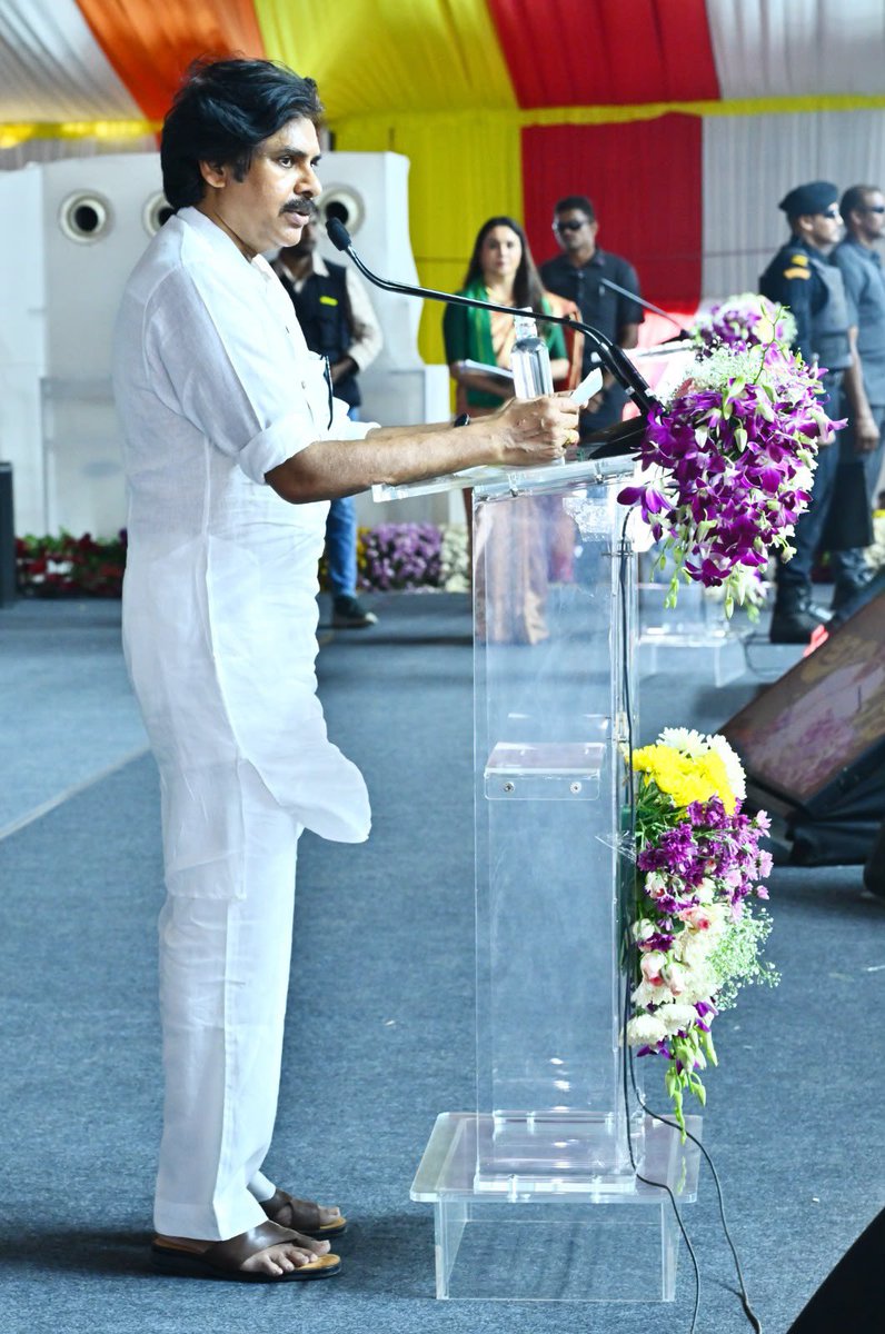 APDeputyCMO's tweet photo. గడ్డపార చేతబట్టి... డొంక రోడ్డుకు శ్రీకారం చుట్టి…

• కొకులవారిపల్లి గ్రామంలో శ్రమదానం చేసిన ముఖ్యమంత్రివర్యులు శ్రీ @ncbn గారు, ఉప ముఖ్యమంత్రివర్యులు శ్రీ @PawanKalyan గారు 
• శ్రమదానంలో పాల్గొన్న బీజేపీ రాష్ట్ర అధ్యక్షులు శ్రీ పీవీఎన్ మాధవ్ గారు
• వీబీ జీ రాంజీ శ్రామికులతో కలసి పొలాల మధ్యకు డొంక రోడ్డుకు శ్రీకారం
• కాలినడకన పల్లెపండుగ అభివృద్ధి పనుల పరిశీలన
• పూల జల్లులతో స్వాగతించిన గ్రామస్తులు
• కొత్త రోడ్లపై గ్రామంలోకి నడిచి వెళ్లిన శ్రీ చంద్రబాబు నాయుడు గారు, శ్రీ పవన్ కళ్యాణ్ గారు, శ్రీ మాధవ్ గారు
• గ్రామ సచివాలయం వద్ద వీబీ జీ రాంజీ శ్రామికులతో కలసి గ్రూప్ ఫొటో

గౌరవ రాష్ట్ర ముఖ్యమంత్రివర్యులు శ్రీ చంద్రబాబు నాయుడు గారు, ఉప ముఖ్యమంత్రివర్యులు శ్రీ పవన్ కళ్యాణ్ గారు, బీజేపీ రాష్ట్ర అధ్యక్షులు శ్రీ పీవీఎన్ మాధవ్ గారు గడ్డపారలు చేత పట్టి వీబీ జీ రాంజీ పనులను ప్రారంభించారు. కొత్త డొంక రోడ్డుకు శ్రీకారం చుట్టారు. పల్లెపండుగ 3.0 కార్యక్రమంలో భాగంగా కొకులవారిపల్లి గ్రామంలో పొలాల మధ్యకు నిర్మించతలపెట్టిన డొంక రోడ్డుకు శ్రమదానం చేశారు. గడ్డపారలతో ముగ్గురు నేతలు మట్టిని తవ్వగా, ఆ గ్రామానికి చెందిన వీబీ జీ రాంజీ శ్రామికులు గంపలతో మట్టిని ఎత్తి రోడ్డు పోశారు. పల్లెపండుగ 3.0 కార్యక్రమంలో డొంక రోడ్లకు కూటమి ప్రభుత్వం ప్రాధాన్యత ఇస్తోంది. పైలట్ ప్రాజెక్టు కింద గ్రామీణ ప్రాంతాలు ఉన్న 167 నియోజకవర్గాల పరిధిలో నియోజక వర్గానికి ఒక్కటి చొప్పున డొంక రోడ్డు నిర్మించనుండగా, ఉదయగిరి నియోజకవర్గం పరిధిలో కొకులవారిపల్లి గ్రామంలో నిర్మించతలపెట్టిన డొంక రోడ్డు పనులను శ్రమదానం ద్వారా గౌరవ ముఖ్యమంత్రివర్యులు, ఉప ముఖ్యమంత్రివర్యులు ప్రారంభించారు.

అంతకు ముందు కొకులవారిపల్లి గ్రామంలో పల్లెపండుగ ద్వారా చేపట్టిన అభివృద్ధి పనులను ముగ్గురు నేతలు కాలినడకన పరిశీలించారు. గ్రామ సరిహద్దుల్లో పశువుల దాహార్తి తీర్చేందుకు నిర్మించిన నీటి తొట్టె స్వాగతం పలుకగా, గ్రామంలోకి వేసిన బీటీ రోడ్డు, గ్రామంలో నిర్మించిన సీసీ రోడ్డు, రోడ్డుకి సమీపంలో ఉన్న మినీ గోకులాన్ని పరిశీలించారు. రోడ్డు నాణ్యతను తనిఖీ చేశారు. సుమారు కిలోమీటరు మేర కాలినడకన కొకులవారిపల్లి గ్రామ సచివాలయం వద్దకు చేరుకున్నారు. అక్కడ వీబీ జీ రాంజీ శ్రామికులతో కలసి గ్రూప్ ఫొటో దిగారు.

అంతకు ముందు తమ గ్రామానికి విచ్చేసిన ముఖ్యమంత్రి శ్రీ చంద్రబాబు నాయుడు గారు, ఉప ముఖ్యమంత్రి శ్రీ పవన్ కళ్యాణ్ గారు, శ్రీ పీవీఎన్ మాధవ్ గార్లకు కొకులవారిపల్లి గ్రామానికి చెందిన మహిళలు గ్రామ సరిహద్దుల నుంచి పూల జల్లులతో స్వాగతం పలికారు. మహిళలతో ముచ్చటిస్తూ, సమస్యలు అడిగి తెలుసుకుంటూ ముగ్గురు నేతలు గ్రామంలోకి నడిచి వెళ్లారు. 

• వేదికపై నడుస్తూ చేస్తూ.. ప్రజలకు అభివాదం
అంతకు ముందు పల్లెపండుగ 3.0 కార్యక్రమాన్ని ప్రారంభించేందుకు సభా వేదికపైకి విచ్చేసిన ముఖ్యమంత్రివర్యులు, ఉప ముఖ్యమంత్రివర్యులకు ప్రజలు అద్భుత స్వాగతం పలికారు. తమ మెడల్లోని కండువాలు గాల్లో ఊపుతూ, జయజయధ్వానాలు పలుకుతూ నేతలను స్వాగతించారు. ముఖ్యమంత్రి శ్రీ చంద్రబాబు నాయుడు గారు, ఉప ముఖ్యమంత్రి శ్రీ పవన్ కళ్యాణ్ గారు, బీజేపీ రాష్ట్ర అధ్యక్షులు శ్రీ మాధవ్ గారు వేదిక వద్ద ఏర్పాటు చేసిన ర్యాంప్‌పై నడుస్తూ ప్రజలకు అభివాదం చేశారు. తమ అభిమాన నేతల్ని చూసి మహిళలు సైతం ఆనందంతో చిందులు వేశారు. ఫోన్లలో సెల్ఫీలు తీసుకునేందుకు పోటీ పడ్డారు. వేదికపై పల్లెపండుగ కార్యక్రమానికి పూర్వం గ్రామాల్లో పరిస్థితులు, పల్లెపండుగ తర్వాత అభివృద్ధిని వివరిస్తూ చేసిన వీడియో ప్రజెంటేషన్ సభికుల్ని ఆకట్టుకుంది.

• శ్రీ పవన్ కళ్యాణ్ గారిపై అభిమానం చాటుకున్న ఉదయగిరి ప్రజలు
పల్లెపండుగ 3.0కి తమ నియోజకవర్గాన్ని ఎంపిక చేసిన రాష్ట్ర ఉప ముఖ్యమంత్రివర్యులు శ్రీ పవన్
కళ్యాణ్ గారిపై ఉదయగిరి ప్రజలు తమ అభిమానాన్ని చాటుకున్నారు. జనసేన జెండా
రంగులతో కూడిన గొడుగులతో వెల్కమ్ టూ పవన్ కళ్యాణ్ సర్ అంటూ.. ఆంగ్ల అక్షరమాలిక
రూపాన నిలబడి కృతజ్ఞతలు తెలియజేశారు.

#PallePanduga3