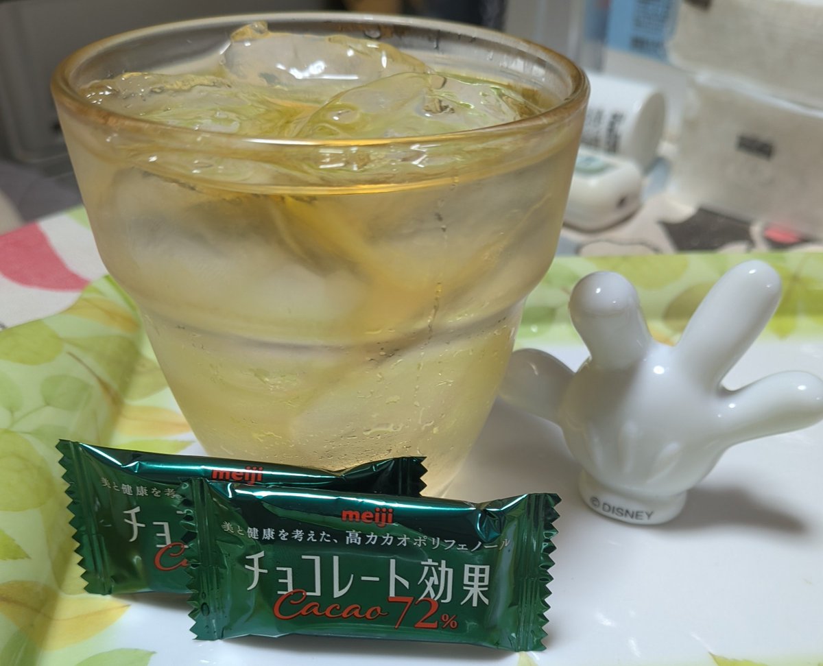 dannyatokuma's tweet photo. ウィスキーはお好きですか？。一流ホテルのスカイラウンジバーで楽しむウィスキーとチョコレート最高に好きでした✨️。いまはお部屋でフォアローゼズとチョコレート効果だけどね❤きゃんぱーい🥃 https://t.co/4aUdRcQDB0