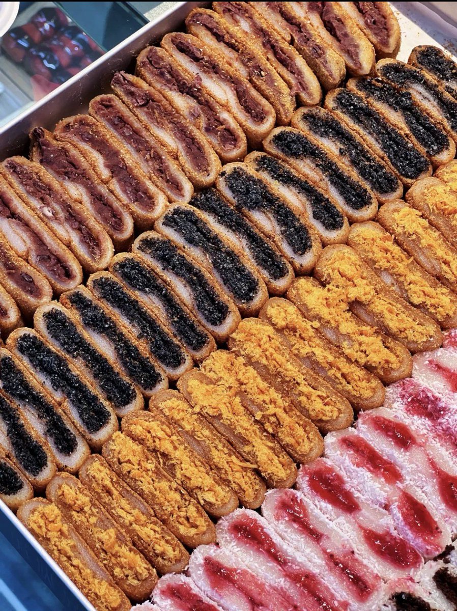 MandieMass5a's tweet photo. Churros recién fritos con azúcar! Crujientes por fuera, suaves por dentro, perfectos para un antojo de tarde en la calle. https://t.co/L9q1CtCGqT