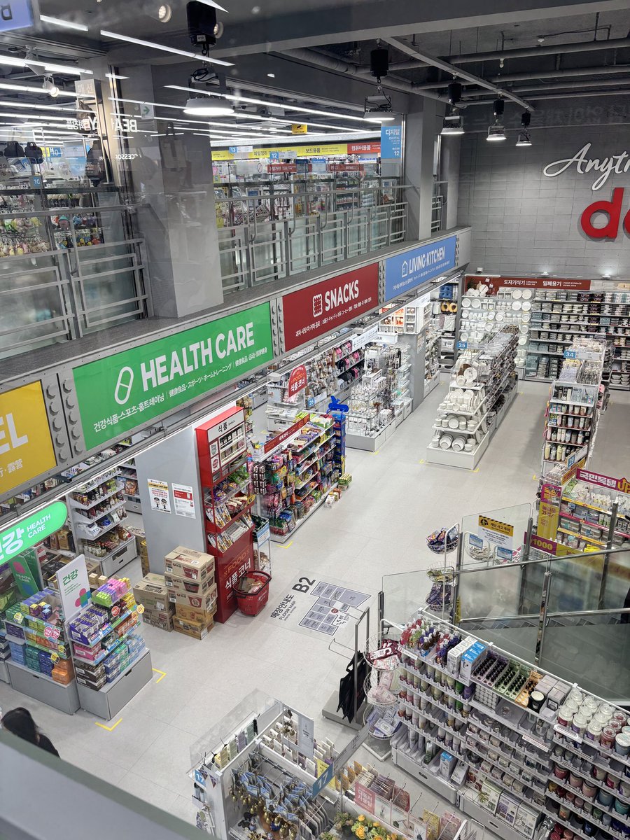 pukakyon's tweet photo. 狎鴎亭にできた新しいダイソー行ってきた！🇰🇷
広くてみやすい！
VTに新商品の在庫もたくさんあったからパック箱買い🛍️ https://t.co/WyEhmLqB9b