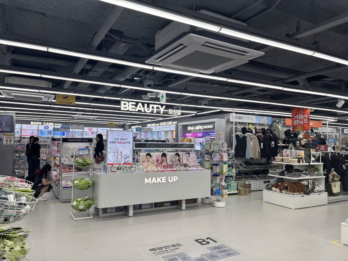 pukakyon's tweet photo. 狎鴎亭にできた新しいダイソー行ってきた！🇰🇷
広くてみやすい！
VTに新商品の在庫もたくさんあったからパック箱買い🛍️ https://t.co/WyEhmLqB9b