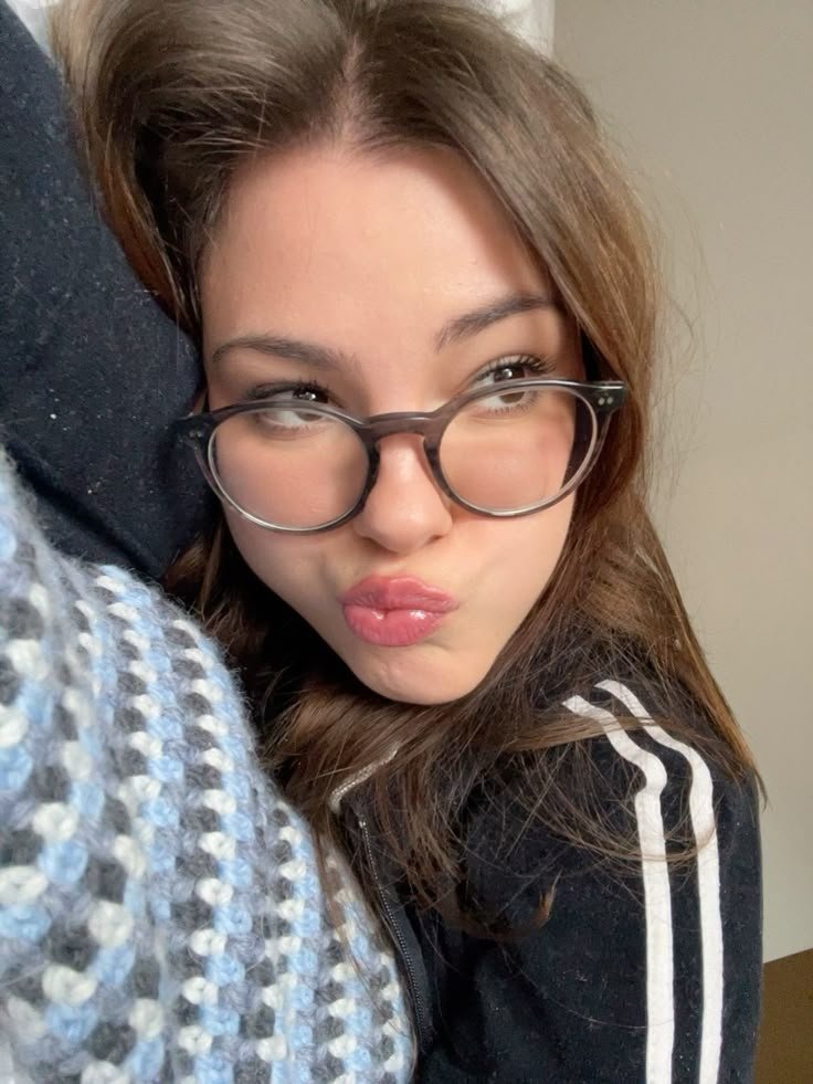 excupidoo's tweet photo. 𝒞onheça-me.

— 𝒩ome: Luiza Helena Veloso Barone
— 𝒜ltura: 1, 57
— ℐdade: 24 anos 
— 𝒮igno: Câncer 
— ℰstado civil: Solteira
— ℰstação favorita: Primavera 
— 𝒞or favorita: Rosa e vermelho https://t.co/vD9lIHyApp