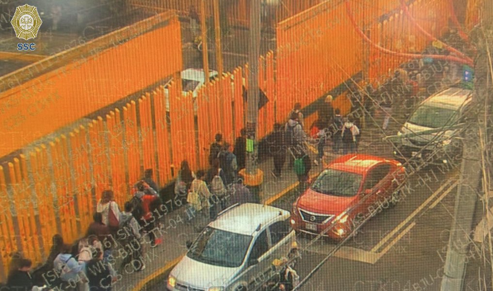OVIALCDMX's tweet photo. Oficiales de la #SSC continúan con dispositivo de prevención y seguridad durante la entrada de las y los alumnos en el Colegio de Ciencias y Humanidades Plantel Sur UNAM, ubicado en Blvd. Cataratas y Llanura s/n, col. Jardines del Pedregal de San Ángel.
#RegresoAClases
#MovilidadCDMX