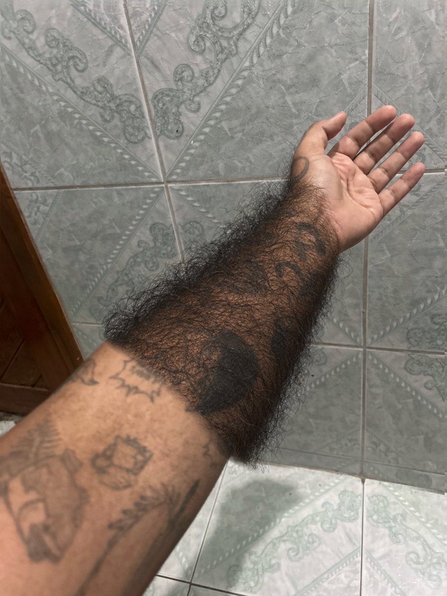 BdeBipo's tweet photo. Fui raspar a cabeça aproveitei pra raspar os braços mas a maquininha acabou a bateria no meio do caminho
To só com o antebraço peludo, to me sentindo o sasuke https://t.co/u56M6Sk4Pa