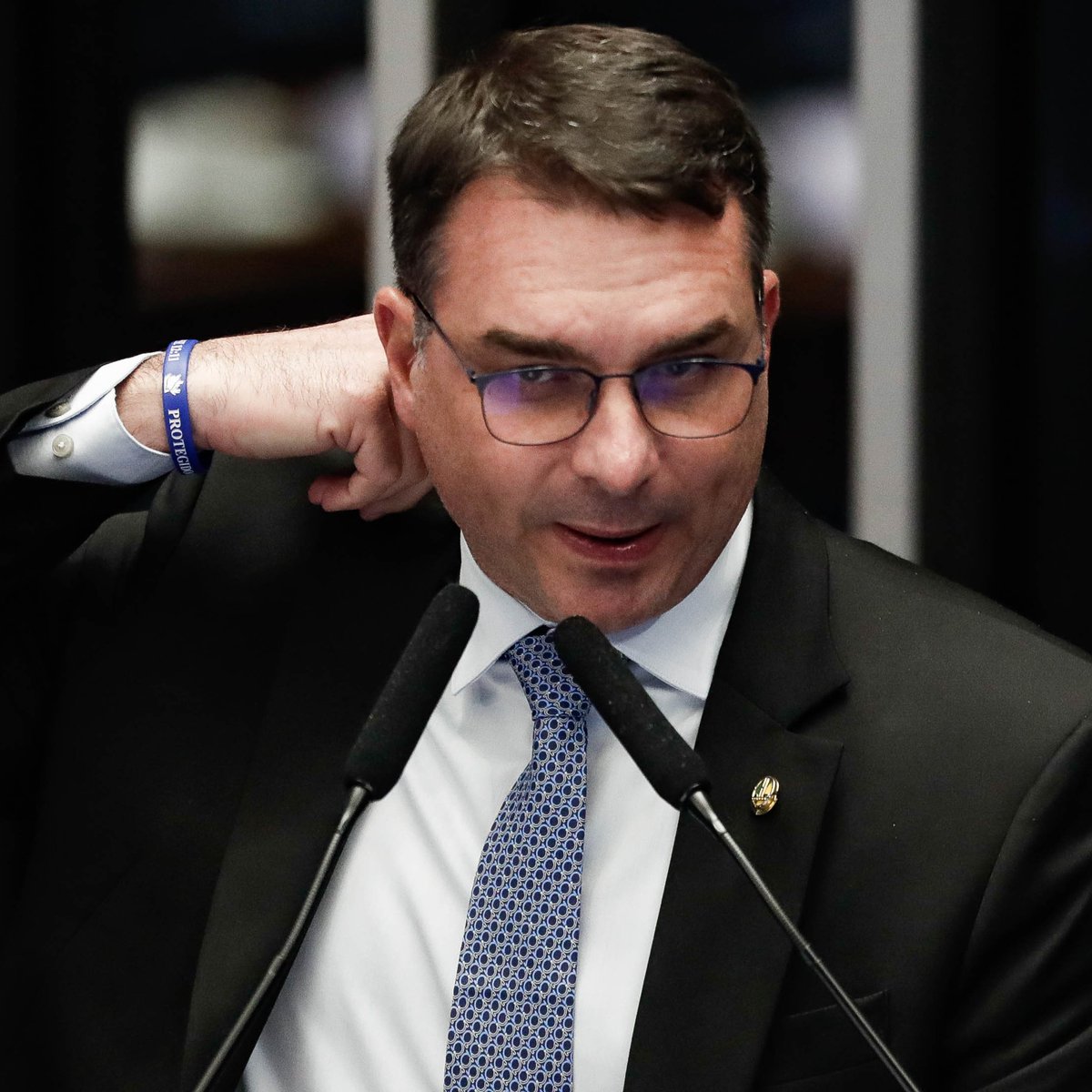 republiqueBRA's tweet photo. 🗣️ “Se eu quiser, eu ponho o Flávio na cadeia. Com o que tenho na mão, ele vai preso. Sei tudo da vida dele”, afirmou Alexandre Santini, ex-sócio de Flávio Bolsonaro na Kopenhagen, após romper com o senador. https://t.co/L3anO9zHu7