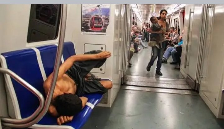 Carol18ing's tweet photo. En el Metro de Caracas NO permiten perros, los trabajadores asediaron a una joven por ingresar con su perrito en brazos. 

Que expliquen ¿Qué hacen esos mismos trabajadores para prohibir el ingreso de éstos?

Se la dan de estrictos con una muchacha, pero con estos vagabundos no. https://t.co/UAwbRRHcFk