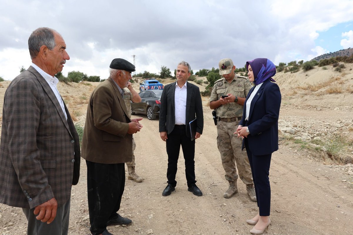 polatelikym's tweet photo. 📍 Kaymakamımız Sn. Esra Bozan, Bağarası ile Dümbüllü arasındaki yolda incelemelerde bulunarak bölgedeki mevcut durumu yerinde değerlendirdi. https://t.co/8FPZwKMNyx